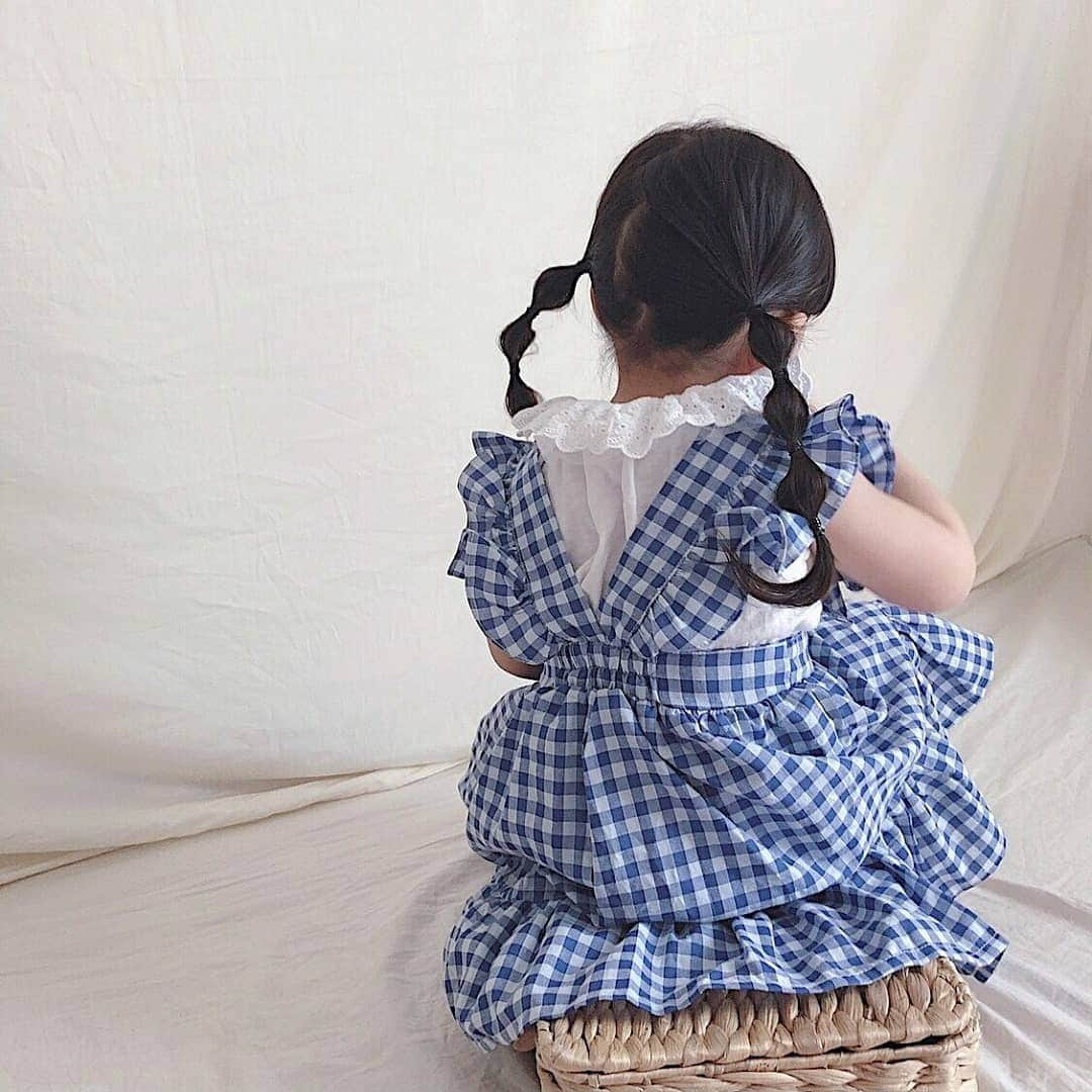 セレクトファッション・ .+*:laule'a*:｡さんのインスタグラム写真 - (セレクトファッション・ .+*:laule'a*:｡Instagram)「. . 販売中 . ギンガムチェック　フリルワンピース　  ￥1,890 size100-120 . model身長86cm 100着用 . .  サイドフリルと裾フリルがキュートな ギンガムチェックワンピース💙 . . これ一枚でもインナーと合わせて着ても 可愛くきまるアイテムです💙💙 . . . #プチプラファッション#キッズコーデ#アクセサリー#パフショルダー#キッズファッション#女の子服#子供服#サロペット#夏color#バックオープン #女の子コーデ#女の子ママ#リネン#ワンピース#バックシャン#子供部屋#カーディガン#ootd#ニュアンスカラー#サロペット#オーバーオール#ティアードワンピース#夏物 #親子コーデ#夏物#韓国ファッション#リネンワンピース #今日の服」7月10日 13時56分 - laulea_shop