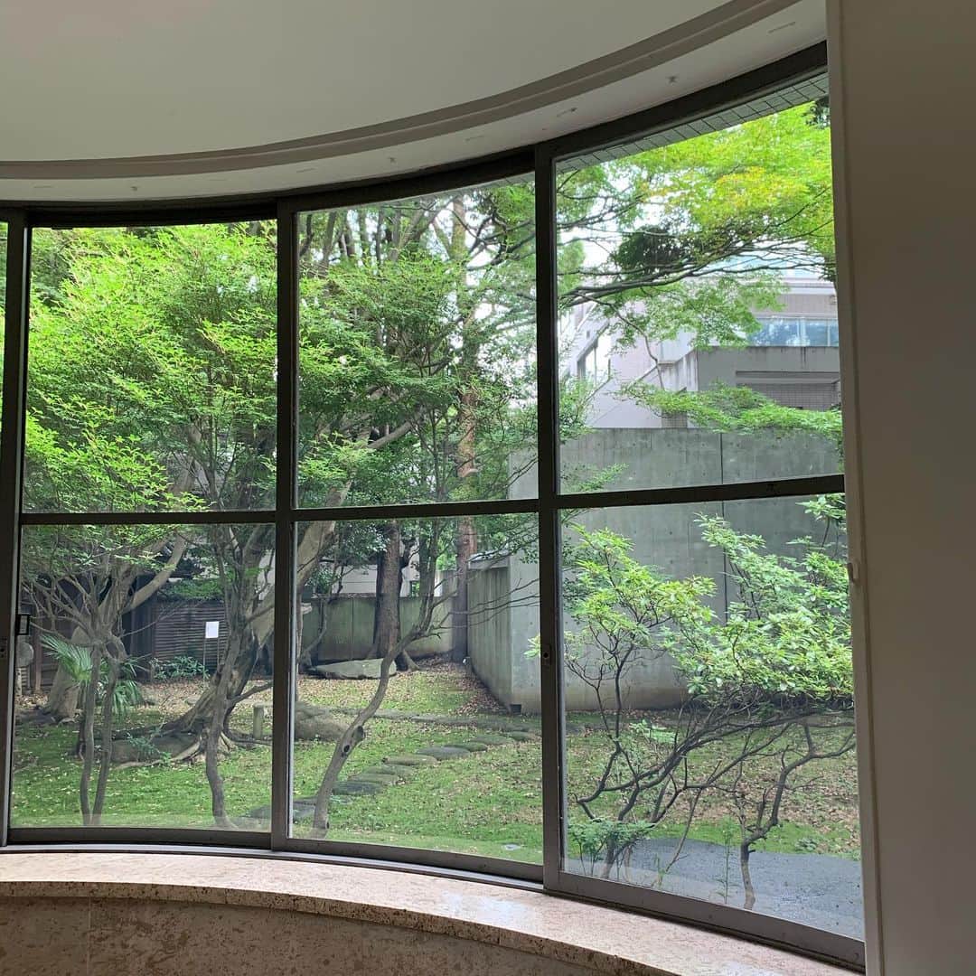 クリス智子さんのインスタグラム写真 - (クリス智子Instagram)「森村泰昌さんの個展「エゴオブスクラム東京2020- さまよえるニッポンの私」、間に合ったー😌（明後日、日曜日までなのです）  原美術館も今年いっぱいで閉館だし、雨でしっとり艶やかな建築と庭を、ゆっくり眺めながら入館。  森村さんの作品は、わたしには必要だったと思うこと、目を向けたいことが色々あって、満足度高い。  それは例えば、自分の中の空虚や力の解釈、アイデンティティやエゴについて。また、日本に生き、与えられた環境と文化のゆくえに、疑問を持ちどうするか、なども、日本人であったり、日本に生まれ、育ったりしたら、身に染みることがあると思います。 アートだからこその、表現や、やりとり。  あとは、完全なる着せ替え方法を楽しませていただきました！ （ビデオ50分あります、その中で見たって化粧落としの手際の良いこと！👏）  なかなか、コロナの事情で動けず来ましたが、ようやく。もしも興味もたれたなら、ぜひ、行ってみてください。（事前に、時間帯で予約しました。）  原美術館は、邸宅でしたが、 建築家は、銀座和光や、東京国立博物館なども手掛けた、渡辺仁氏。アールデコ様式を感じるモダニズム建築で、窓好きの私としては、見惚れる窓と緑の風景、たまらないです。。 （ちなみに、カフェと奥のホールは、のちに増築 by 磯崎新氏）  今回の森村さんの展覧会は、この建築、原美術館の中でやることをも、長い年月を想像させるようなものでした。  #artlover #森村泰昌 #原美術館 #identity   #EgoObscura  #窓愛 #森村さんの字好き」7月10日 13時51分 - chris_tomoko