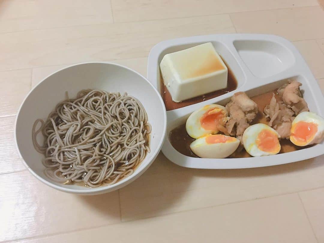 末房莉奈のインスタグラム：「🐔昨日の晩ご飯でごわす🥚  また蕎麦？ってぐらい蕎麦食べてるのは ドンキで安くで買ったから💸  ちゃんとなそばの出汁も自分で作ってんで その出汁でな鶏肉🐔煮込んで煮卵作ってな食べてん🤤  明日の晩ご飯もまたそばな予感笑  #一人暮らしのディナーなんてこんなもんよ」