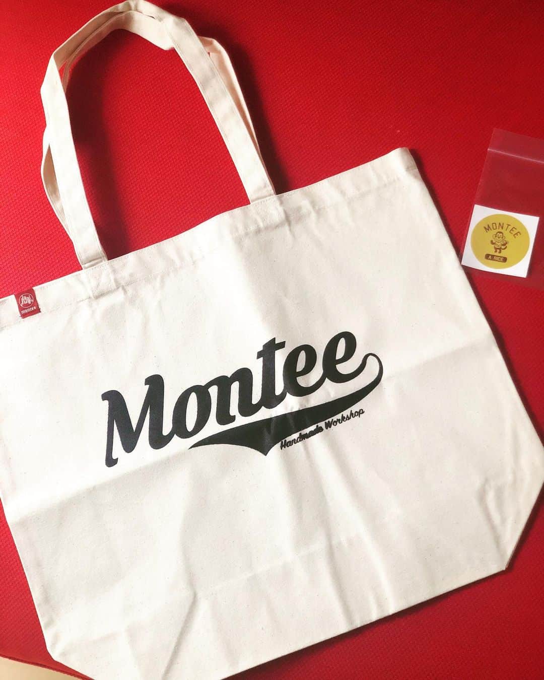 高木悠暉のインスタグラム：「@fukami_motoki さん デザインのブランド   #montee  ショッピングバッグGET🕺👍  レジ袋が有料化になって、毎回毎回勿体ないし、何か良いのないかなぁって思っていたので丁度良かったです‼︎デザインもカッコいい‼︎  容量15リットルでたっぷり入る☆  ガシガシ使わせて頂きます😊🙏 . . . #montee #ショッピングバッグ #トートバッグ #深水元基 さん #デザイナー #レジ袋有料化 #無駄を減らす #baseballlogo #fashion」