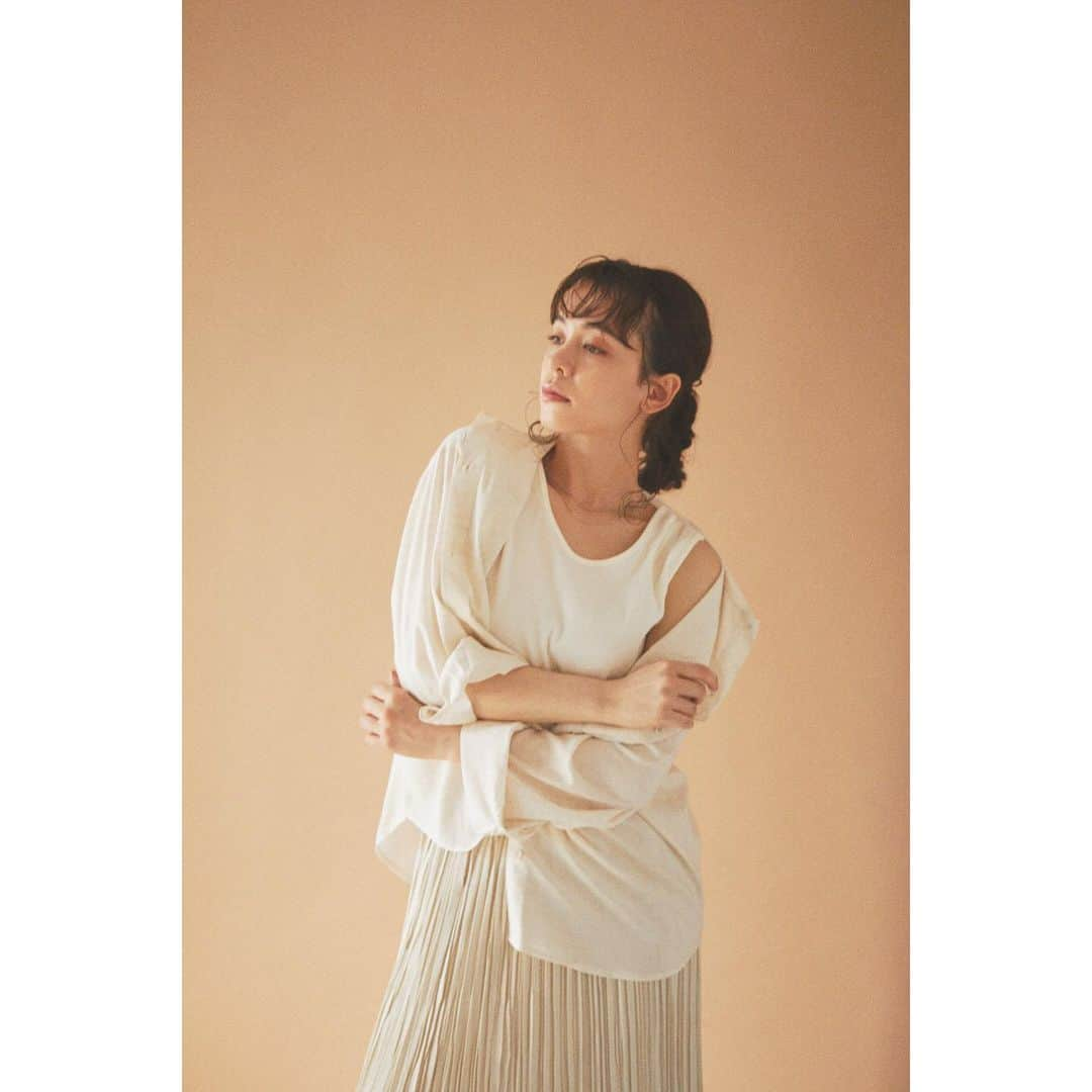 アヴァンリリィさんのインスタグラム写真 - (アヴァンリリィInstagram)「RECOMMEND  LINEN ITEM ㅤㅤㅤㅤㅤㅤㅤㅤㅤㅤㅤㅤㅤ 店舗・SHEL'TTER WEBSTOREにて発売中🚚 ㅤㅤㅤㅤㅤㅤㅤㅤㅤㅤㅤㅤㅤ ：SHIRT リネンレーヨンシャツ Price.¥5,990+tax No.180DS830-3150 ㅤㅤㅤㅤㅤㅤㅤㅤㅤㅤㅤㅤ ：INNER ランダムリブアシメデザインタンク Price.¥2,990+tax No.180DS880-3270ㅤ ㅤㅤㅤㅤㅤㅤㅤㅤㅤㅤㅤㅤㅤ ：SKIRT リネンライクキャンバスプリーツスカート Price.¥5,990+tax No.180DS831-3250ㅤㅤㅤ ㅤㅤㅤㅤㅤㅤㅤㅤㅤㅤㅤㅤㅤ 画像をタップで商品詳細をご覧いただけます🔍 _______________________________________________________ #AVANLILY #アヴァンリリィ」7月10日 13時53分 - avanlily_official