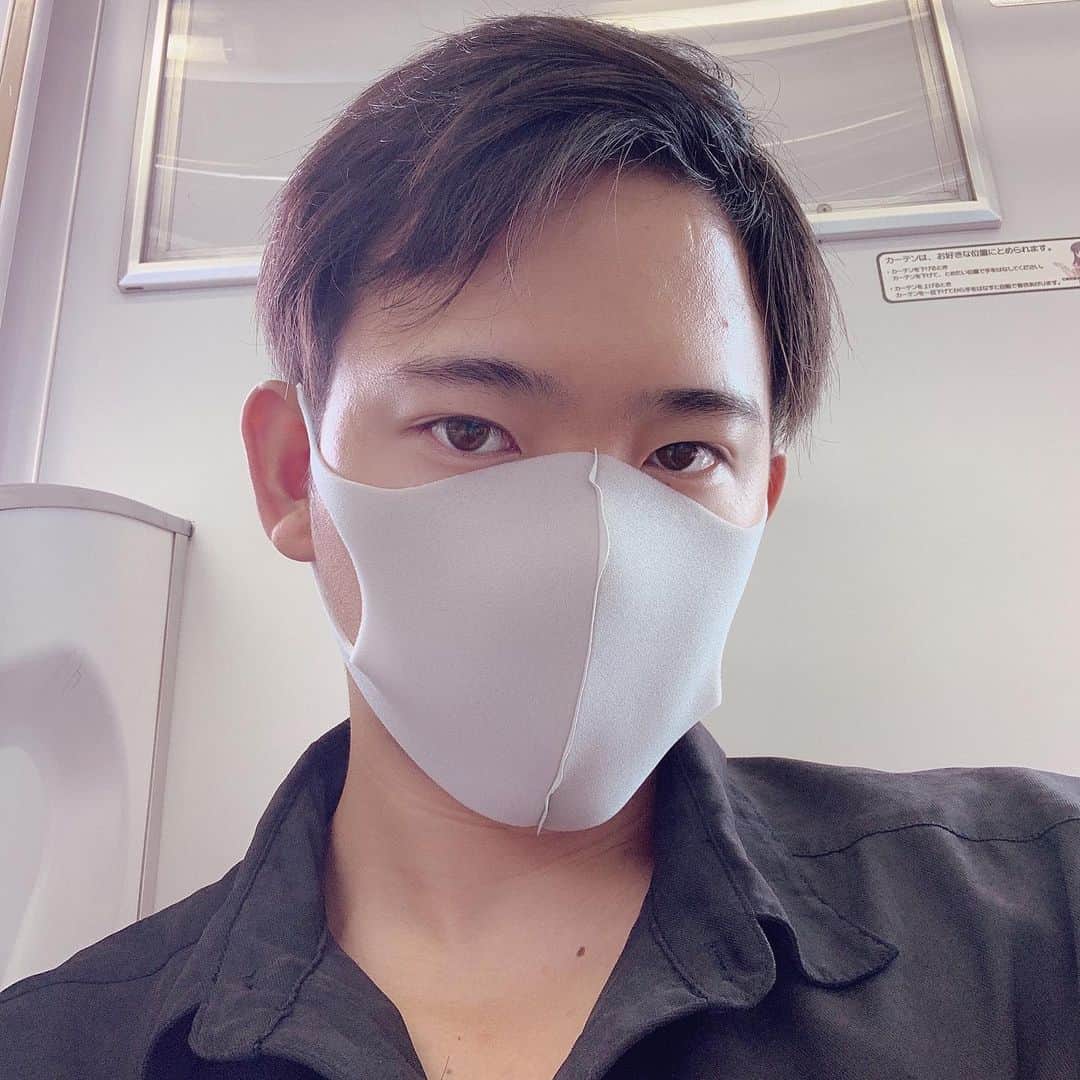 のインスタグラム：「小さめマスクって見かけなくなりましたよね ・ 普通サイズのマスクだと目頭まで隠れてしまう… ・ #マスク #mask #自撮り #俳優 #actor #コロナ #ポリウレタンマスク」