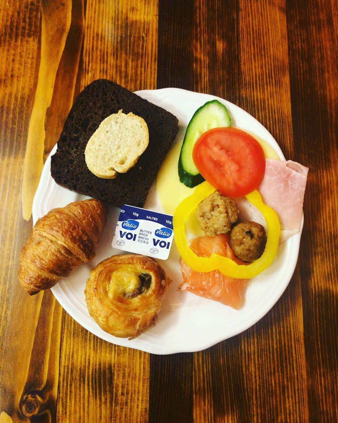 竹澤汀さんのインスタグラム写真 - (竹澤汀Instagram)「パンの上にパンのってる。エストニアのホテルでの朝食だったかな。  母が連日去年の今頃はどこどこに居たよね〜と連絡をくれる。  想いを馳せてばかりは少し寂しいけど、思い出せる景色があるのは、励みになる。」7月10日 13時58分 - migiwaaaaaaaaaa