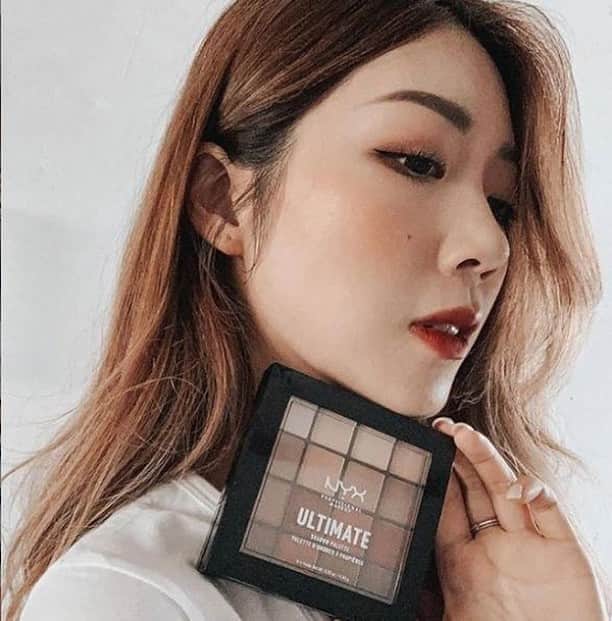 NYX Professional Makeup JPのインスタグラム：「\ブラウンで作る大人っぽメイク/ . 16色入りの #捨て色なしパレット ならデイリーメイクにもお出かけメイクにも使える大人っぽいアイメイクが完成 🧡  . 目尻の三角ゾーンに締め色を載せるのがポイントだよ ❣️  . #UTシャドウパレット￥2,900(税抜) . #メイクアップジャンキー #LAメイク #ブラウンメイク #アイシャドウ #アイシャドウパレット #アイシャドウの塗り方 #シャドウパレッド #ラメシャドウ #グラデーションメイク #コスメ好き #コスメ大好き #コスメ好きな人と繋がりたい #海外コスメ #メイク好き #メイクマニア #メイクアップ #コスメレビュー #プチプラコスメ #コスメ購入品 #コスメマニア #NYX #LA #nyxprofessionalmakeup #nyxcosmeticsjp #cosme #makeup #makeuplove」