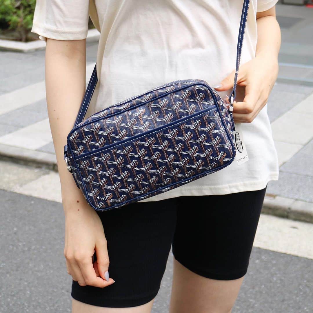 Vintage Brand Boutique AMOREさんのインスタグラム写真 - (Vintage Brand Boutique AMOREInstagram)「Goyard Cap Vert crossbody bag  This item is not available on the online store but we accept orders by direct message. Please DM us if you are interested in the item!   ▶︎Free Shipping Worldwide✈️   📩info@amorevintagetokyo.com  #ヴィンテージ #ゴヤール #ヴィンテージブランドブティック #アモーレ #アモーレトーキョー #表参道 #青山 #東京 #goyard #vintage #goyardbag #capvert #amoretokyo  #amorevintage #vintageshop」7月10日 14時01分 - amore_tokyo