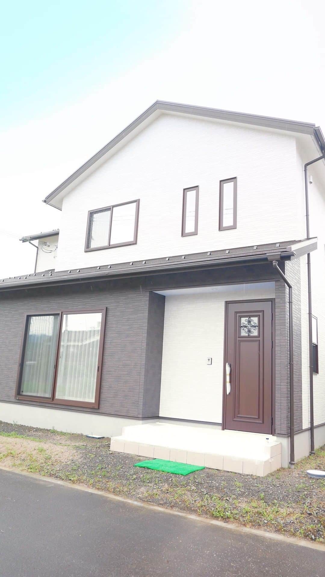 homelife 夢を叶える暮らし方のインスタグラム：「京丹後市峰山町完成邸見学ツアー🏡  .  家づくりの資料請求はコチラから @homelife_shiryou . #一戸建て #ルームツアー #シンプルモダン #LDK #ウォークインクローゼット #お洒落なお家 #おしゃれ #こだわり #ローコスト住宅 #マイホーム #夢のマイホーム #間取り #シンプルな暮らし #暮らしを楽しむ #注文住宅 #自由設計 #デザイン住宅 #myhome #family #house #home #homelife_京都 #homelife_大阪 #homelife_兵庫 #ホームライフ #ホームライフ100 #アーキホームライフ」