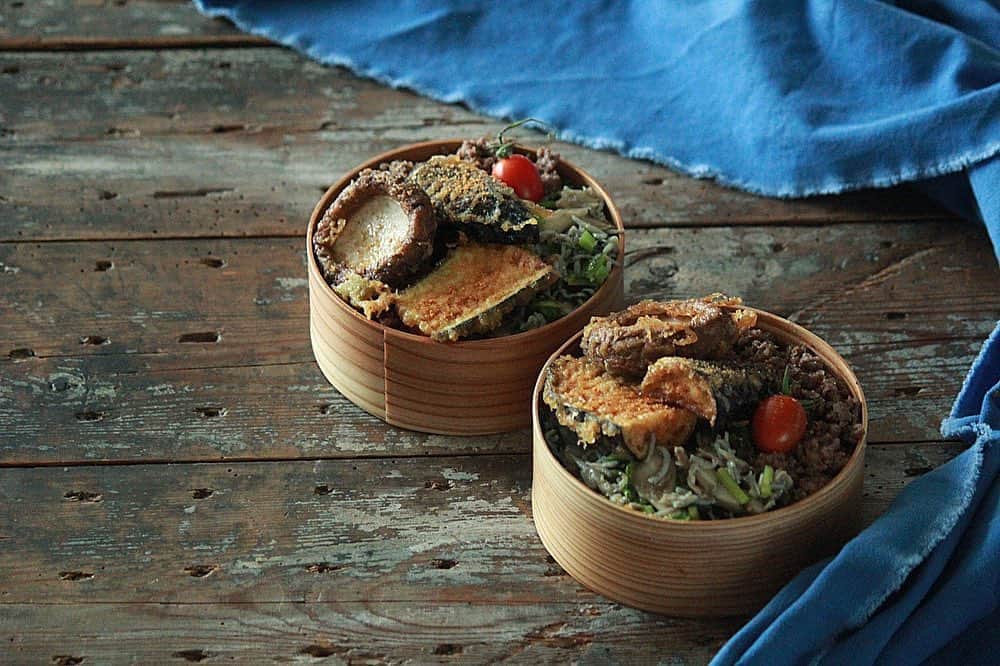 あやこのインスタグラム：「. 天丼×そぼろ 庭のトマトも添えて . 今回天ぷらは塩でも天つゆでもなく #和歌山県 #角長 の#醤油パウダー を振っています . 緑は#ケール 🥬 しらすと @ayakomiso1109 の#玄米塩麹 でソテー 自家製も良いけれど あやこさんのはまた格別なんです . 早くまたお逢いしたいなぁ 想いが行き交う大切な存在です♡ . .」