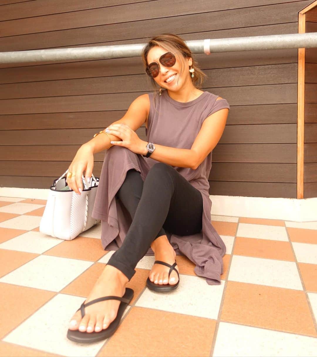のインスタグラム：「太陽🌞見てないなぁ。。。 天気予報によると19日まで見れないっぽいけど又変わるかもねっ🥺  梅雨明け目指して急に⁉️やっと⁉️ 身体作りスイッチ入って猛烈頑張ってる💪🏾 腹筋、ブルガリアンスクワットはお家で再開🍑 後はyogaに最近マシンのピラティスにハマりつつある😃 コーデは ワンピにレギンス、ぺったんこサンダルが楽すぎてやめられない☺️☺️☺️ 最近沢山歩くし🚶‍♂️🚶‍♀️  楽ちんレギンスコーデ  変形ワンピ　#frayid  サンダル　#tkees bag  #stateofescape  ↑洗濯機で何度も洗って使いまくって 元はとってる　笑  やっぱりどんな高価なbagより軽くて使いやすいのばっかり使っちゃうのが正直なところ、買って良かった白🤍🤍🤍」