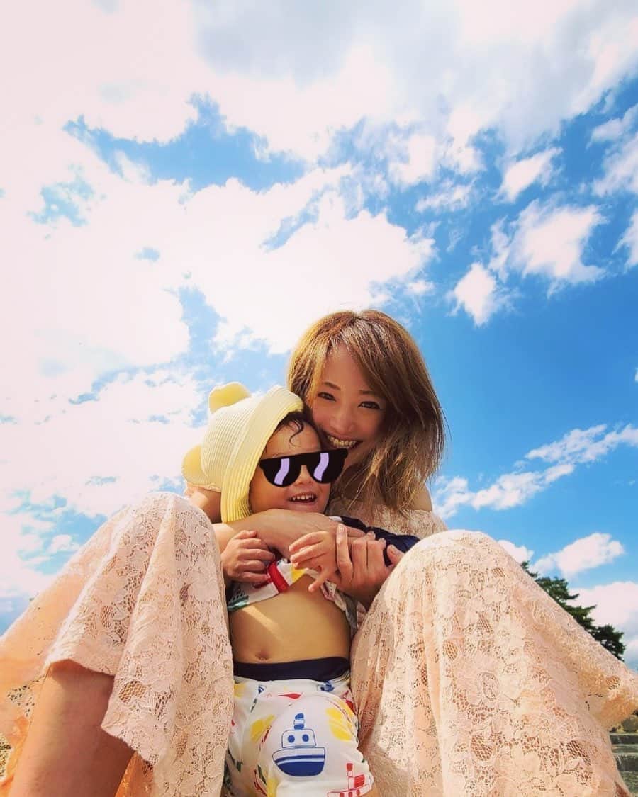 葵ゆりかのインスタグラム：「あーした天気になぁーれ🌞✨  #過去pic #青空　#空　#雲　#smile #水遊び　#晴れ　#天気」