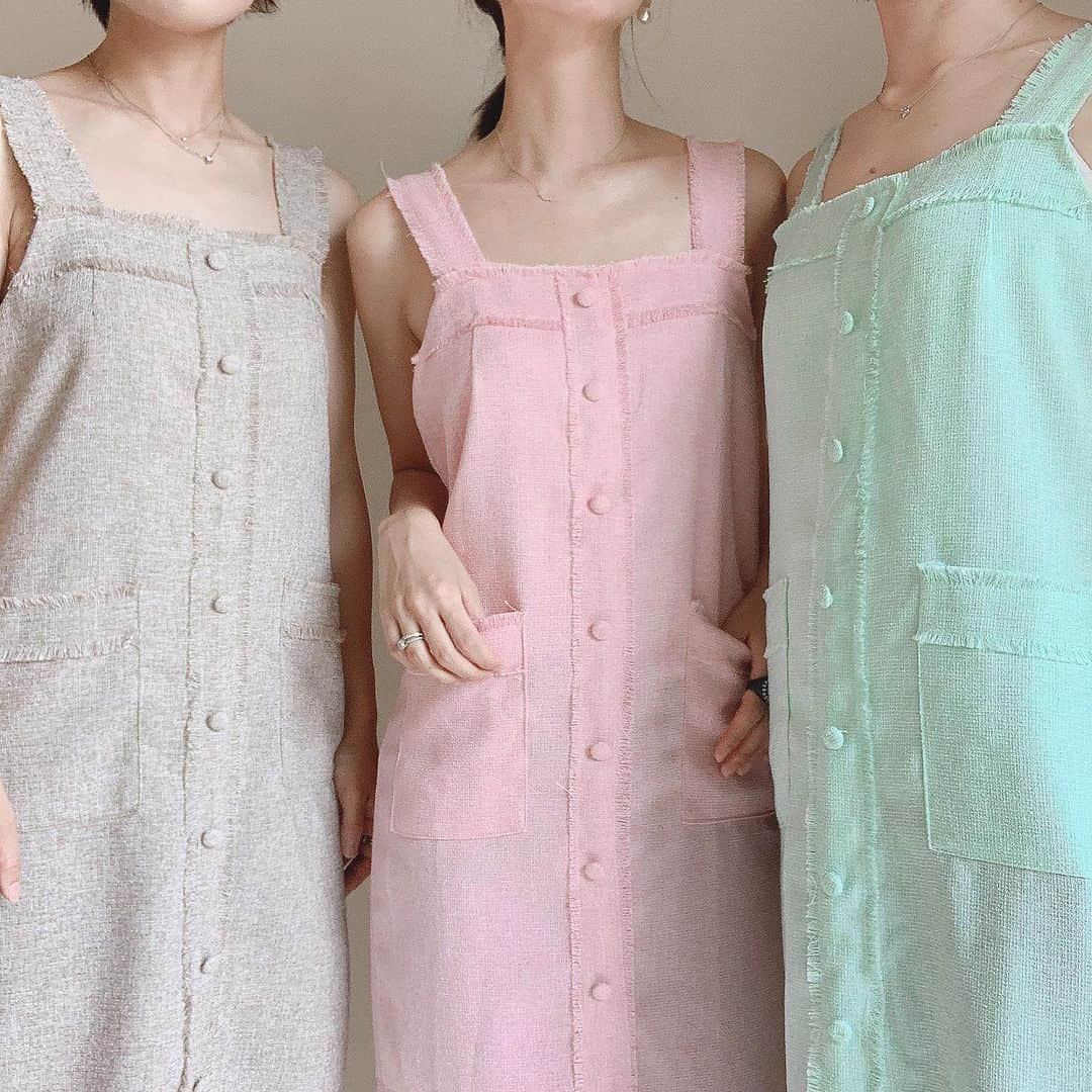 のインスタグラム：「昨夜も沢山のお問い合わせありがとうございます🕊 * 即完売アイテムの受注販売もスタートしたので良かったらチェックしてください🛒✨ * #HIAND#ootd#コーディネート#ワンピコーデ#大人可愛いコーデ#大人可愛い#ワンピース#カラーコーデ」