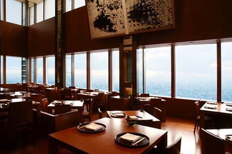 Park Hyatt Tokyo / パーク ハイアット東京さんのインスタグラム写真 - (Park Hyatt Tokyo / パーク ハイアット東京Instagram)「7月も半ばを迎え、夏休みに向けて家族や友人との再会を心待ちにされている方も多いのでは。2階吹き抜けの高い天井と一面に広がるガラス窓が開放的な日本料理「梢」で、涼感あふれるお料理を楽しむひとときはいかがでしょう。眩い青空を望みながらのランチタイム、輝く夜景とともに堪能する至福のディナーは格別です！  #鮎 #梢 #パークハイアット東京  #parkhyatttokyo  #luxuryispersonal  #kozue  #japanesefood  #日本料理」7月10日 14時22分 - parkhyatttokyo