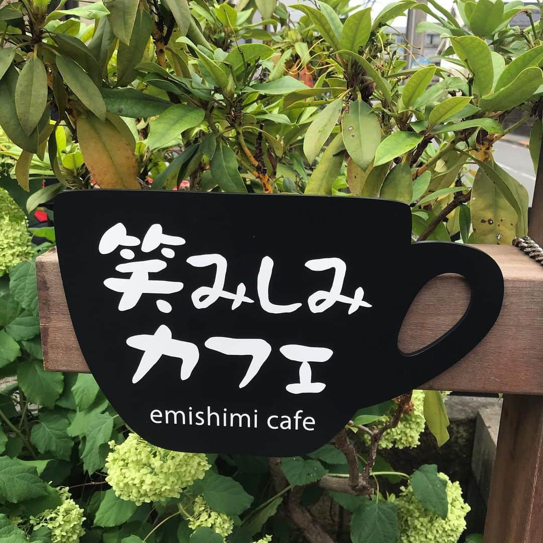 村田毅のインスタグラム：「‪【笑みしみカフェ】‬ @emishimi.cafe  ‪最近できた、日野市の住宅街にあるカフェ&レストランです☺️ .‬ ‪自宅を改造して作られた、夢のような素敵な空間でした😊‬ . ‪笑顔が染み渡るように、えみしみカフェと名付けられたそうです😄‬ . ‪#久々の‬ ‪#ムラタシュラン‬ ‪#日野市飲食店応援📣‬ ‪#絵文字全部笑顔‬ ‪#がはは‬ #笑みしみカフェ」