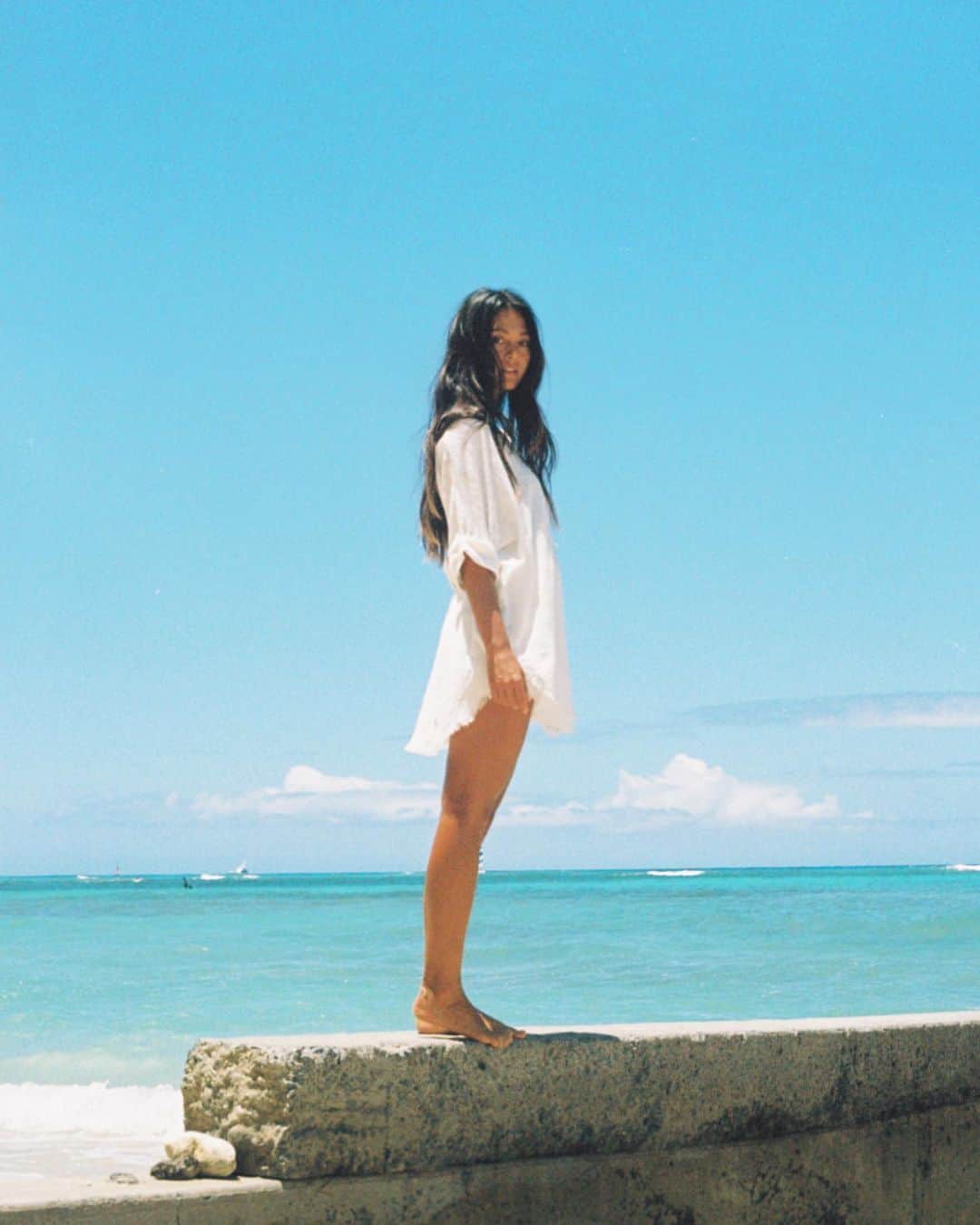 Tamikoのインスタグラム：「in search of an isolated beach - some fun waves preferable 🐚🙏🏽 film by @kennareed for @gilliaclothing hair makeup @risa.hoshino #paradise」