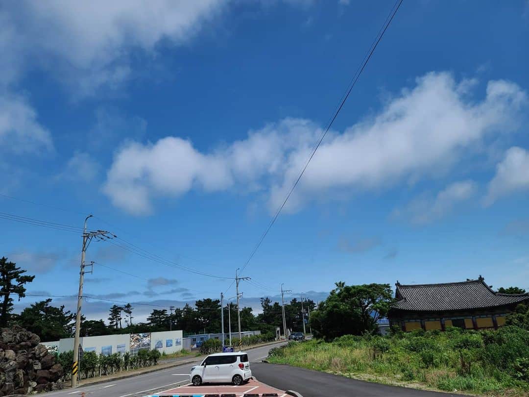パク・ビョンウンさんのインスタグラム写真 - (パク・ビョンウンInstagram)「집앞에 걸으러 나왔더니 날씨가 요래요래 하네^^  비온다며? ㅋ 한치 가야겠다ㅎㅎ」7月10日 14時27分 - byung_eun_park