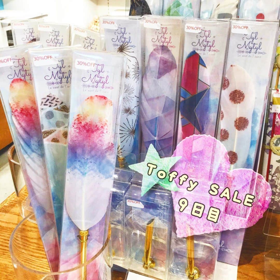 Toffy_Jiyugaokaのインスタグラム：「. . Toffy 閉店SALE  本日9日目✨ . 人気のクイルペンもレジにて30%OFF‼️ . 優しい色味でデザインされた羽が付いたボールペン。 別売りでペンスタンドもございます。 . クイルペン ¥680＋tax  →レジにて30%OFF ペンスタンド ¥480  →レジにて30%OFF . 只今ですと、まだ柄がお選び頂けます。 . SALE品は無くなり次第終了となりますのでご了承ください。 . 明日土曜日は平日よりも1時間早い10時オープンとなります。 . 混雑が予想され入場制限にご協力頂く場合もございます。 コロナウイルス感染対策の一環としてご理解のほど宜しくお願い申し上げます。 . .  #toffy #トフィー #toffy自由が丘 #自由が丘 #東横線 #雑貨のお店 #雑貨屋 #雑貨店 #家電 #sale #閉店セール #ステーショナリー #文具女子 #ボールペン」