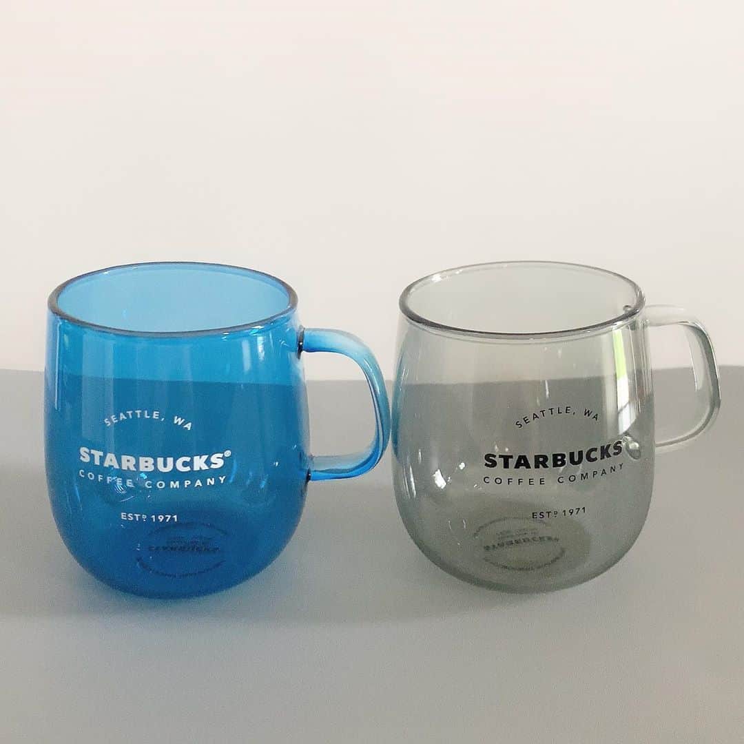 ryuu79hinaのインスタグラム：「starbucks…💚 ・ ・ ふらーふら〜って入ってすぐにキュンときて買っちゃった𖠚ᐝ ・ ・ 選べなくて2色買い 耐熱グラスだから👍 #耐熱グラスマググレー #耐熱グラスマグネイビー ・ ・ 胃炎の薬飲んで5日目！ だんだん食べれるようになってきて嬉しい😭 ムカムカ気持ち悪いのも少し落ち着いてきたよ👍 薬って素晴らしいね👏👏 ・ ・ ━━━━━━━━━━━━━━━ #スタバ#starbucks#スターバックス#耐熱ガラス#耐熱グラス#コップ#マグカップ#記録#instagood#instalike#カフェ#置き画#置き画くら部#置き画倶楽部#おきがくらぶ#食器好き#コップ好きたち」