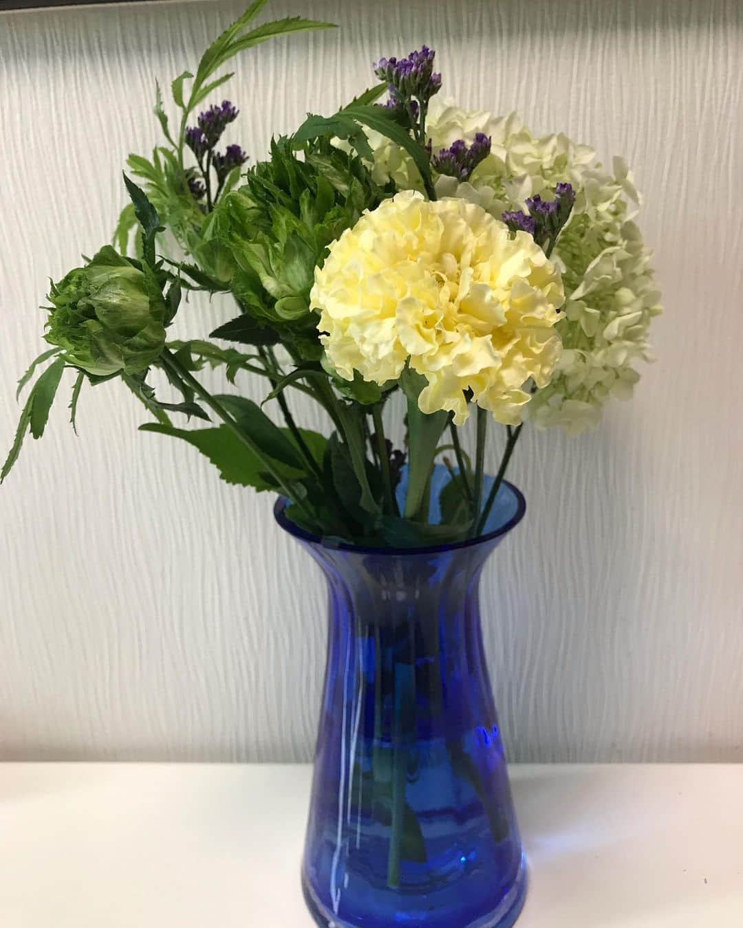 小林亜里紗さんのインスタグラム写真 - (小林亜里紗Instagram)「お花を売っていたお姉さまが、とても感じが良かったので  #ワンコイン　で #テーブルブーケ　を。  ムスメがつかまり立ちをするようになって以降、自分でお花買うことが本当になくなって。  でもお部屋に花があるだけで部屋にいる時間、気持ちのベースがちょっと上がる♡  #癒し」7月10日 14時38分 - teketekearinko