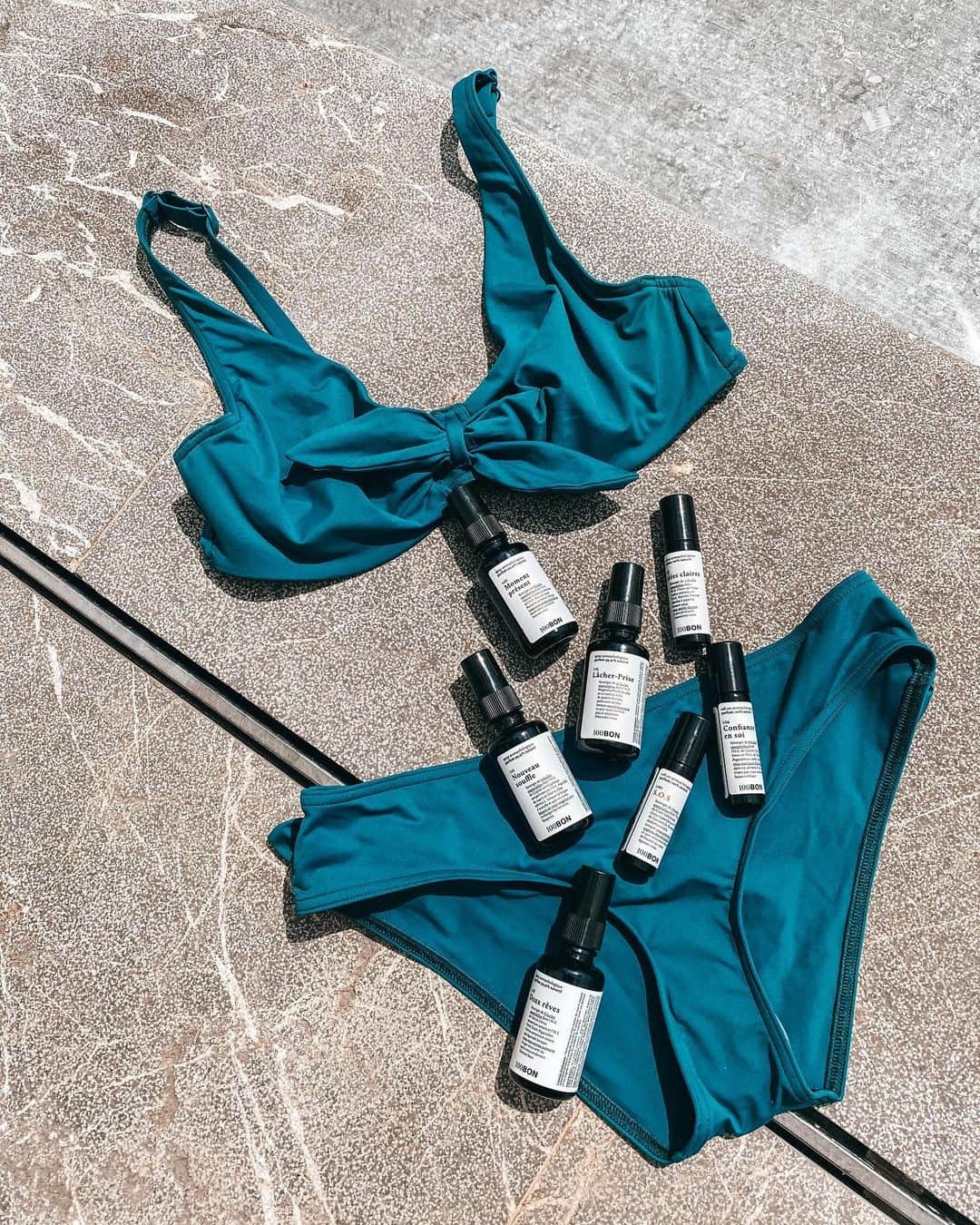 レジャビーさんのインスタグラム写真 - (レジャビーInstagram)「CONCOURS MAISON LEJABY X 100BON   Quand le savoir-faire français dans ce qu’il a de plus authentique s’adapte au nouveau monde...   C’est avec une immense fierté que nous nous associons à @100.bon, pour vous faire découvrir leur gamme d'Aromachologie, des parfums pour sentir bon et se sentir bien, ainsi que notre ligne NORMA JEANE à base de filets de pêche recyclés.   Parce que nous soutenons les mêmes valeurs de progrès, de respect de l’environnement, cette collaboration nous semble naturelle et porteuse de sens 🖤   A cette occasion, nous vous offrons la possibilité de gagner un maillot de bain de la ligne NORMA JEANE et également de recevoir la gamme d'Aromachologie 100BON : 4 sprays (1 Nouveau Souffle, 1 Moment Présent, 1 Lacher Prise et 1 Doux Rêves) et 3 roll on (1 Idées Claires, 1 S.O.S et 1 Confiance en soi).   Pour participer : - Suivez les comptes @maisonlejaby et @100.bon  - Invitez 2 amies à participer   BONUS : Multipliez vos chances en participant également sur le compte @100.bon et en partageant cette publication en story !   Résultat du concours le 17 juillet à midi !   Bonne chance à tous 🍀」7月11日 0時00分 - maisonlejaby