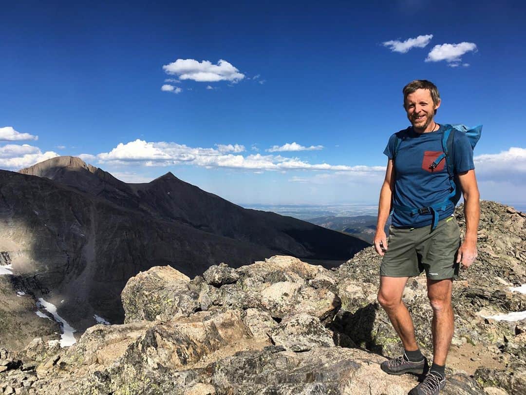アレックス・オノルドのインスタグラム：「The other day @tommycaldwell and I climbed Mt Meeker (far distance, via the Flying Buttress), Longs Peak (via the Casual Route), Pagoda and Chiefs Head (traversing the ridge) and then Mt Alice (via the Central Ramp I think...). Lovely day out with my favorite mountain guide - something like 20mi of mountain travel and maybe 10k of vert (??). And several of the most classic routes in the Park. Tommy sure knows how to give a good tour.」