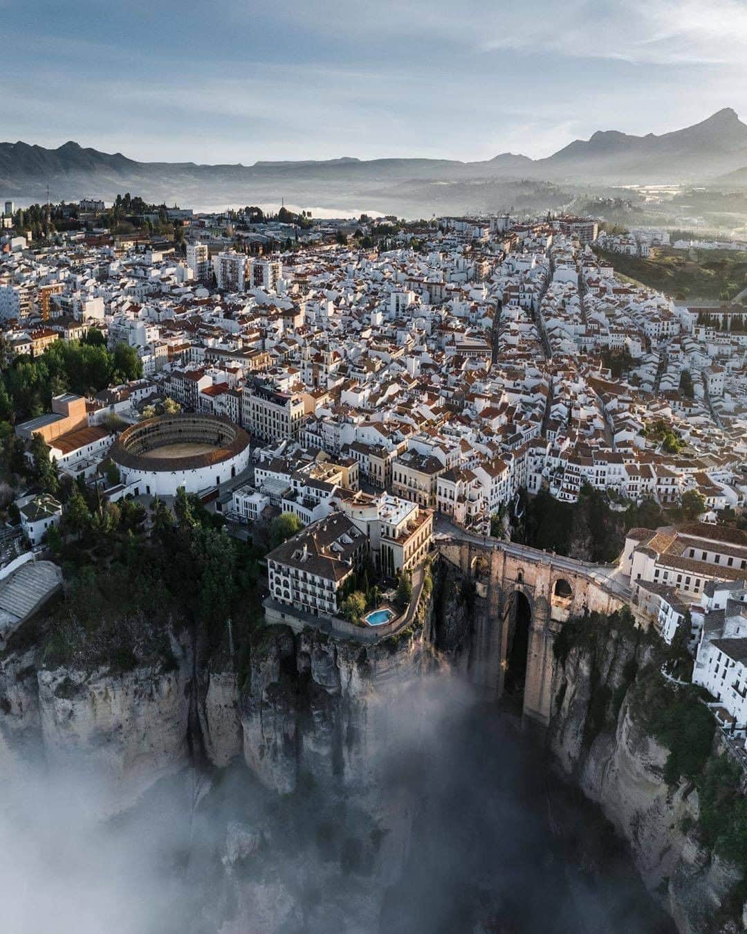 Discover Earthさんのインスタグラム写真 - (Discover EarthInstagram)「Steeped in dark myths and bullfighting folklore, whilst boasting one of the most extraordinary locations in Spain, it is small wonder that Ronda has become Andalusia’s third most visited town. With its world-famous New Bridge and bullring, as well as the hidden corners of the gorge on top of which it perches, Ronda will not disappoint. #discoverspain 🇪🇸 with @jordhammond  - #ronda #spain #andalusia #andalusian #bridge #sunset」7月11日 0時17分 - discoverearth