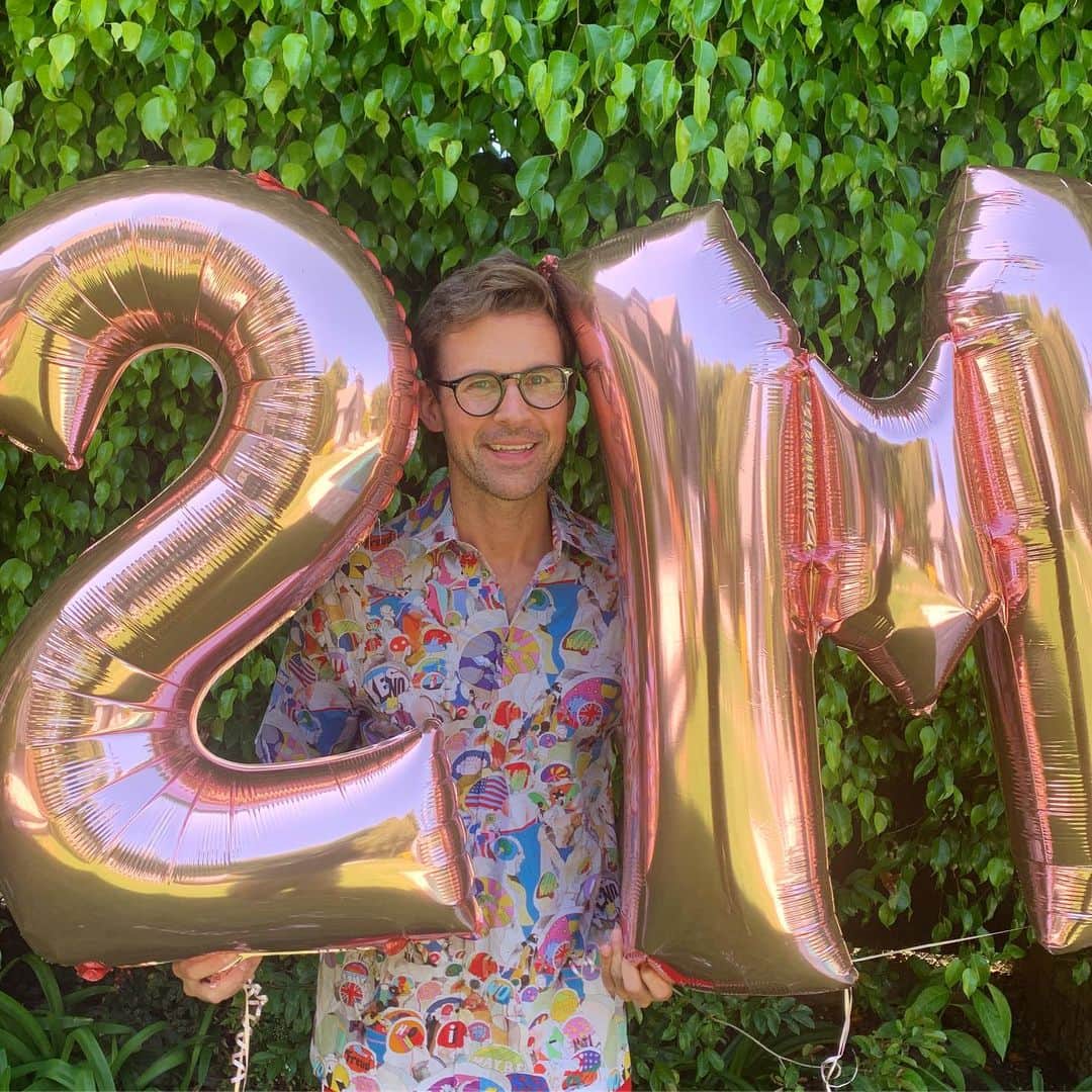 ブラッド・ゴレスキーのインスタグラム：「2 MILLION DOWNLOADS! Wow! Thank you for your support of @bradbehaviorpodcast! Super excited to have Emma and Julie from @commentsbycelebs as my guests this week! It’s a fun one!」