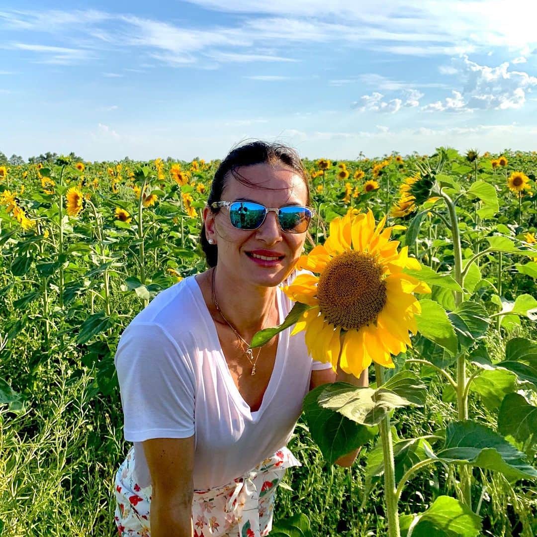 エレーナ・イシンバエワのインスタグラム：「Конец рабочей недели! 🥳 ⠀ Время для отдыха с семьей на природе! 🤩 ⠀ Поле подсолнухов навеяло на меня детские воспоминания... ⠀ Каждое лето, всей роднёй, а родни у нас человек 30 🤪, мы ездили к бабушке в деревню копать картошку 😰. ⠀ Целый день работали в огороде, уставали жутко. Вечером в яблоневом салу варили кукурузу и если до отвала. ⠀ Ходили детьми, км за 5 от дома, на рыбалку.  Кушали бабушкины щи из деревянных тарелок, деревянными ложками...🤤⠀ Сидели не на стульях, а на бабушкином сундуке.  Что в нем было, до сих пор неизвестно, залазить в него было запрещено 🚫🤚🏻 ⠀ Поделитесь своими детскими воспоминаниями, мои хорошие 😃! ⠀ End of the working week! 🥳 ⠀ Time for vacation with the family in nature! 🤩 ⠀ A field of sunflowers made me childhood memories... ⠀ Every summer all the relatives, we have 30 people 🤪, we went to visit our grandmother in the village to dig potatoes 😰. ⠀ We worked all day in the garden, we were terribly tired. ⠀ In the evening, we cooked corn in the Apple orchard and ate it to the brim. ⠀ We went fishing 5 km from the house. We ate grandmother's soup from wooden plates, wooden spoons...🤤 ⠀ We were not sitting on chairs, but on my grandmother's trunk. What was in it is still unknown, it was forbidden to climb into it 🚫 🤚 ⠀ Share your childhood memories, my dear 😃!」
