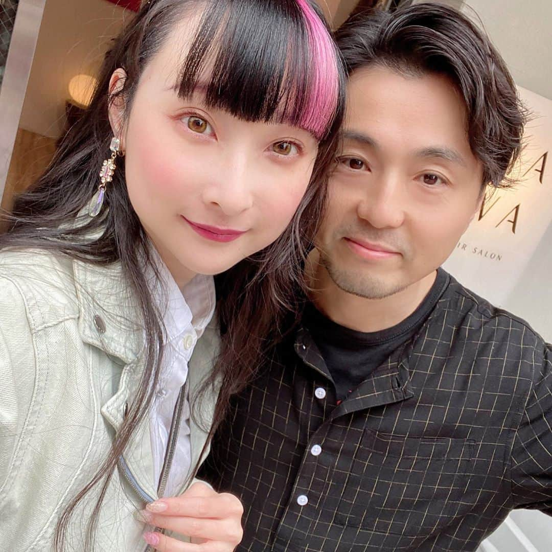 RinRinさんのインスタグラム写真 - (RinRinInstagram)「Enjoying our shoot at @wawakoenji WAWA hair salonにお邪魔しましたー♪ (btw remember when we could hang out in groups? It feels so long ago! 🙃 ていうか友達のグループで遊ぶこと久しぶりすぎて感覚忘れてるよねー🙃)  Full video at youtube.com/rinrindoll . . @deji74 had been my hair stylist for years~ and now he has his own hair salon in Koenji, Tokyo! It’s always so much fun chatting with him and he always makes my hair look amazing~ if you ever get the chance to go to Koenji, please visit him! 出島さんはずっと前から髪の毛を担当しいて、そして最近自分のサロンを高円寺にオープンしました！いつも会うたびに笑いが止まらないし、髪の毛をすごく綺麗に仕上げていただきます〜いつもありがとうございます！高円寺に行けるなら是非！ . . WAWA Hair Salon: @wawakoenji @deji74  Photography @alextthomas  Videography @haisai.insta  MUA: @feebz_  Special thanks: @nahotass  . . #rinrindoll #japan #koenji #tokyo #高円寺 #東京 #japanesehairsalon #tokyohairsalon #koenjihairsalon #東京美容室 #高円寺美容室 #wawahairsalon #wawa #和輪 #hairsalon #美容室 #ヘアサロン」7月11日 0時15分 - rinrindoll