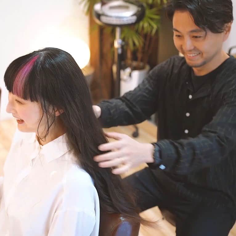 RinRinさんのインスタグラム写真 - (RinRinInstagram)「Enjoying our shoot at @wawakoenji WAWA hair salonにお邪魔しましたー♪ (btw remember when we could hang out in groups? It feels so long ago! 🙃 ていうか友達のグループで遊ぶこと久しぶりすぎて感覚忘れてるよねー🙃)  Full video at youtube.com/rinrindoll . . @deji74 had been my hair stylist for years~ and now he has his own hair salon in Koenji, Tokyo! It’s always so much fun chatting with him and he always makes my hair look amazing~ if you ever get the chance to go to Koenji, please visit him! 出島さんはずっと前から髪の毛を担当しいて、そして最近自分のサロンを高円寺にオープンしました！いつも会うたびに笑いが止まらないし、髪の毛をすごく綺麗に仕上げていただきます〜いつもありがとうございます！高円寺に行けるなら是非！ . . WAWA Hair Salon: @wawakoenji @deji74  Photography @alextthomas  Videography @haisai.insta  MUA: @feebz_  Special thanks: @nahotass  . . #rinrindoll #japan #koenji #tokyo #高円寺 #東京 #japanesehairsalon #tokyohairsalon #koenjihairsalon #東京美容室 #高円寺美容室 #wawahairsalon #wawa #和輪 #hairsalon #美容室 #ヘアサロン」7月11日 0時15分 - rinrindoll