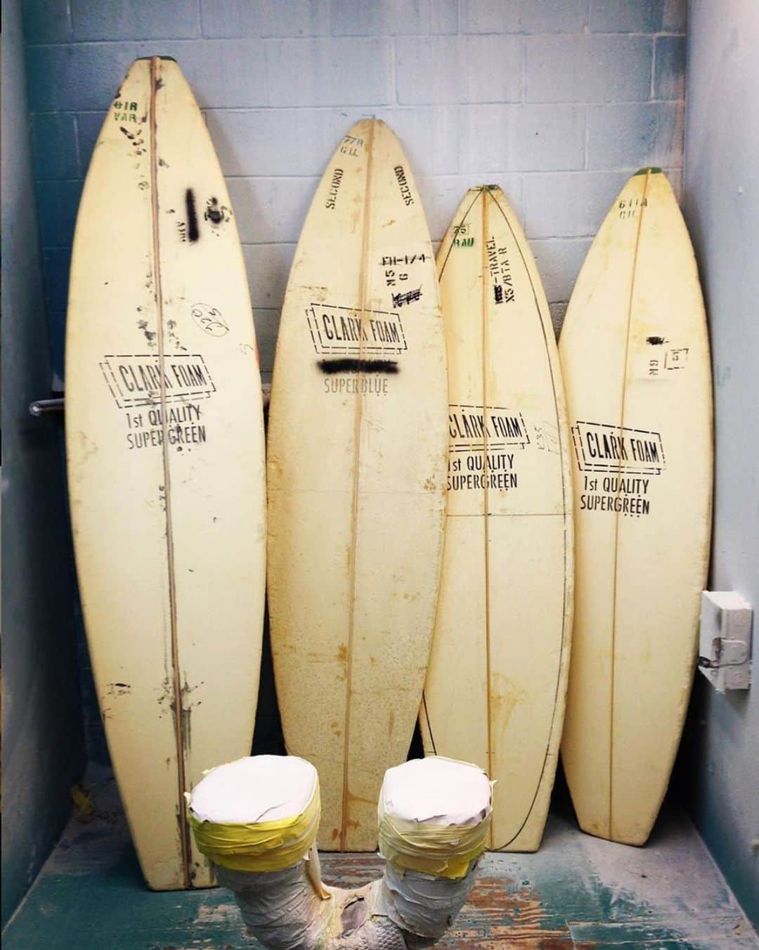 マリブシャツのインスタグラム：「Aloha Friday! 🌞🌊 Rad repost of some old Clark Foam blanks from 📸 @galeforceguy」