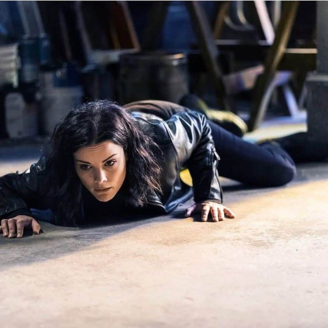 ジェイミー・アレクサンダーのインスタグラム：「Soooo....what did everyone think of last night’s episodes!? Are you ready for the series finale on July 23rd??? It’s gonna be intense! #blindspot 👊🏻」