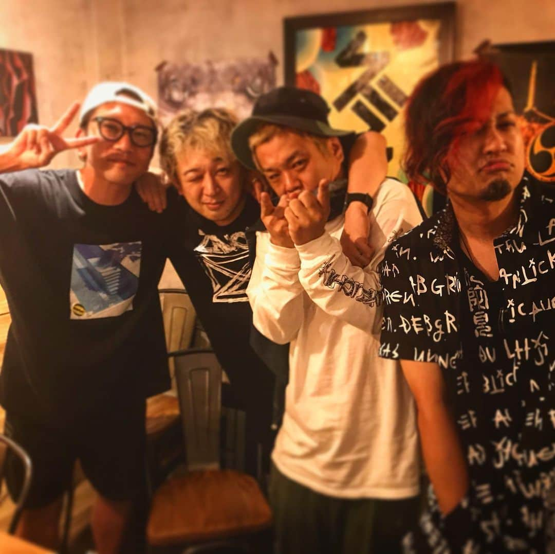 N∀OKIさんのインスタグラム写真 - (N∀OKIInstagram)「居酒屋610  10回目  俺の生まれた街　  京都市中京区西院から  炭のクチ　にて  ジョージ　なおき　タクマ  爆裂南無阿弥陀夏  そら滅茶苦茶でしたわな  着々とチャックベリー  待っときない  乙で踊って  誰の為でもなく 自分の為がみんなの為…  #dustbox #10FEET #ROTTENGRAFFTY #居酒屋610」7月11日 0時27分 - chairoy1945