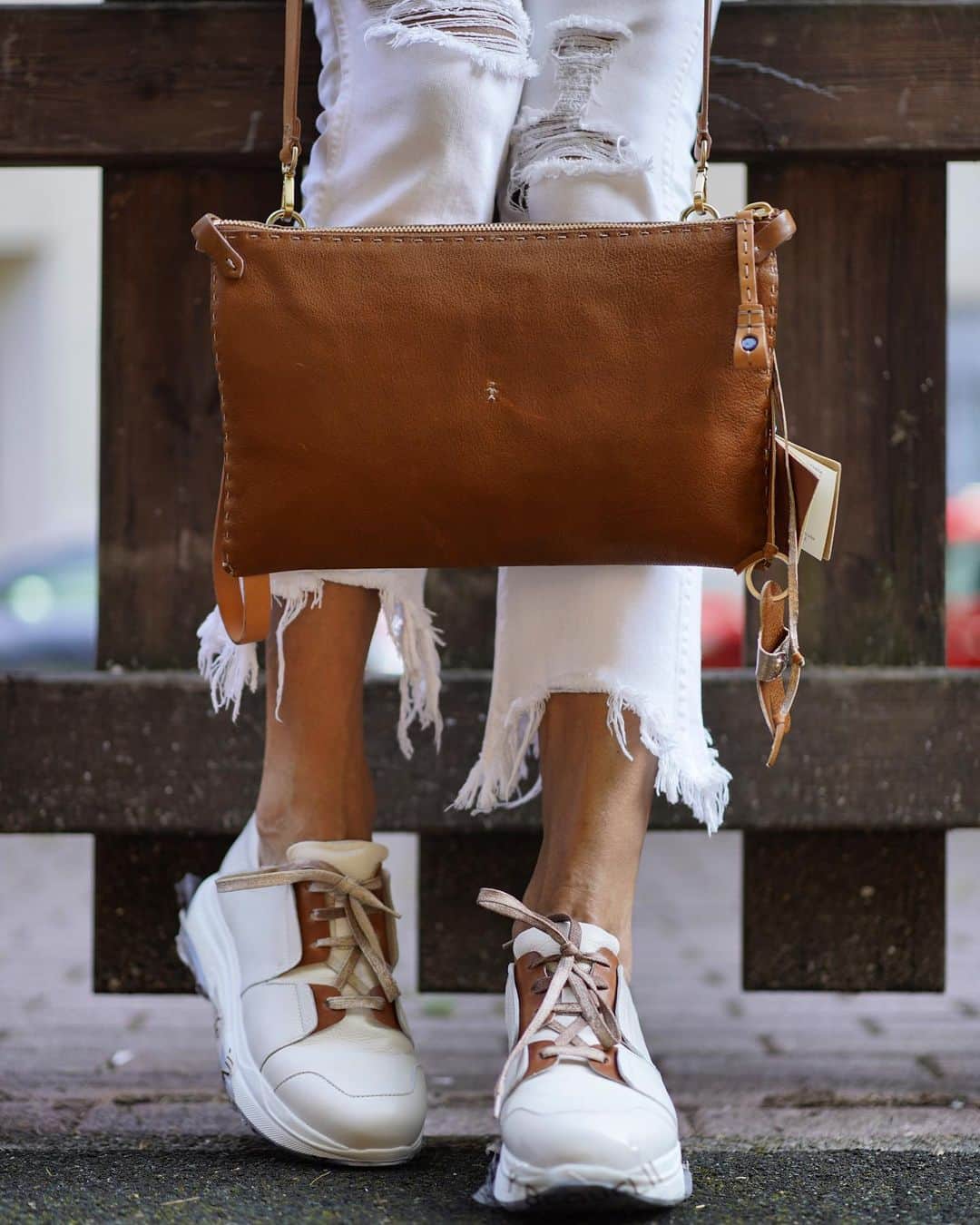 エンリーベグリンのインスタグラム：「Cuoio and Chalk White look with #HenryBeguelin Sneaker Cervo Cuoio/Gesso and Sara M Messico bag. #HBSS20」