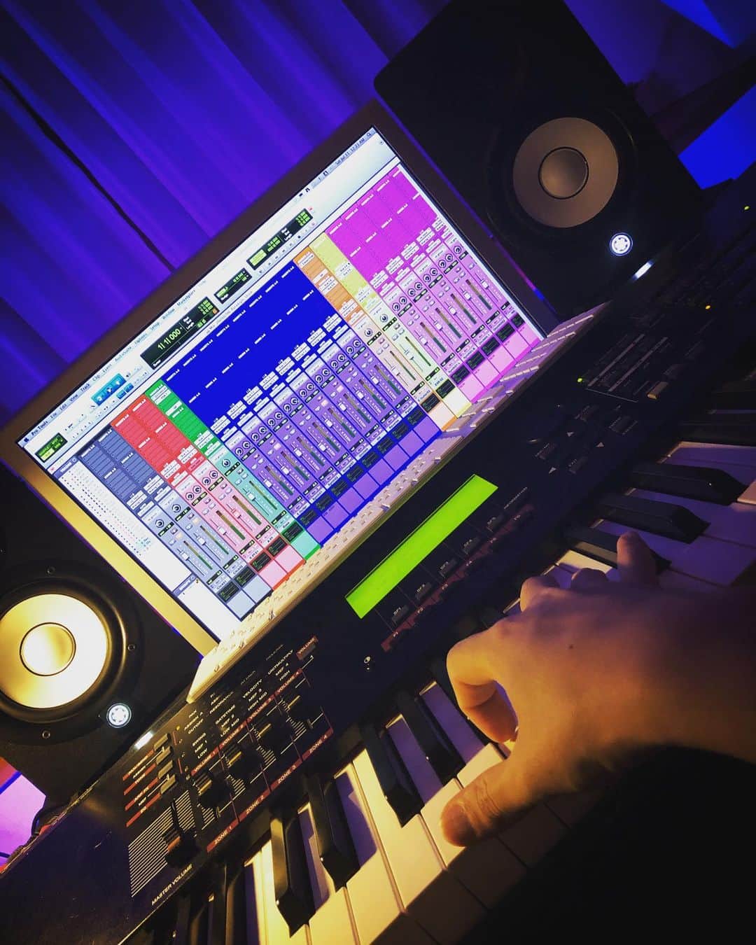 のインスタグラム：「7/12(日)に出演する『Groove Addiction 2020』の仕込み中！ 今井義頼くんとツインドラムやります🥁 あんな曲こんな曲やります！ 楽しみです！ 皆さん是非見て下さい！  ↓↓↓↓↓  7/12（日）開催  配信ライブによるオンラインドラムフェス  『Groove Addiction 2020』   ▼ネットチケット 購入はコチラ https://mahocast.com/at/live/815/4220 ※7/19までアーカイブ視聴も可能です。」