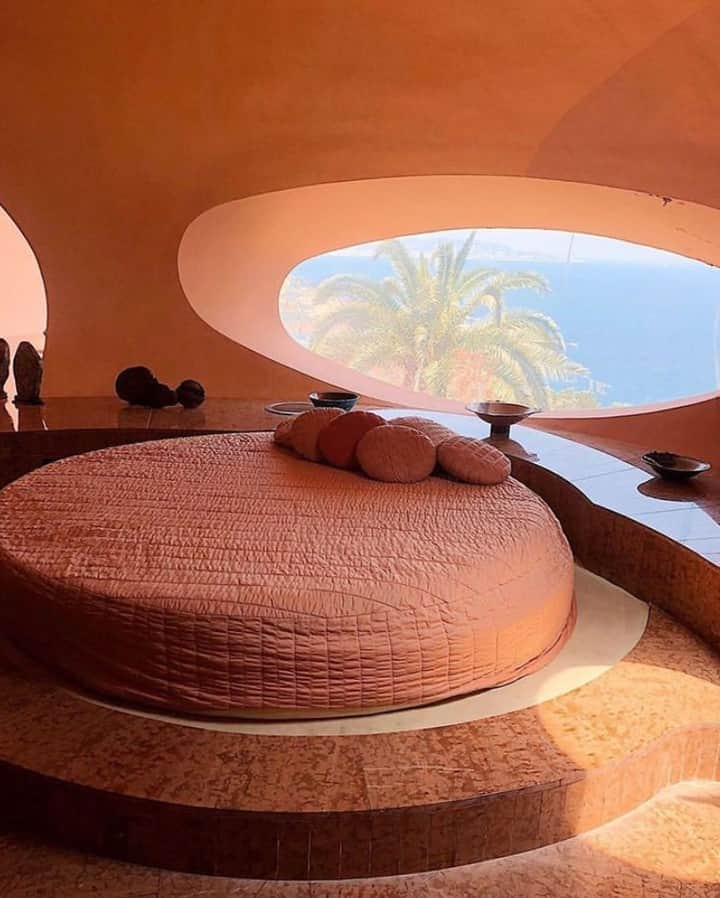 グラフ&ランツのインスタグラム：「Ideal stay at home situation 🌅 Pierre Cardin's "Bubble Palace"  in the French Riviera designed by architect Antti Lovag / via @ettoresottsass」