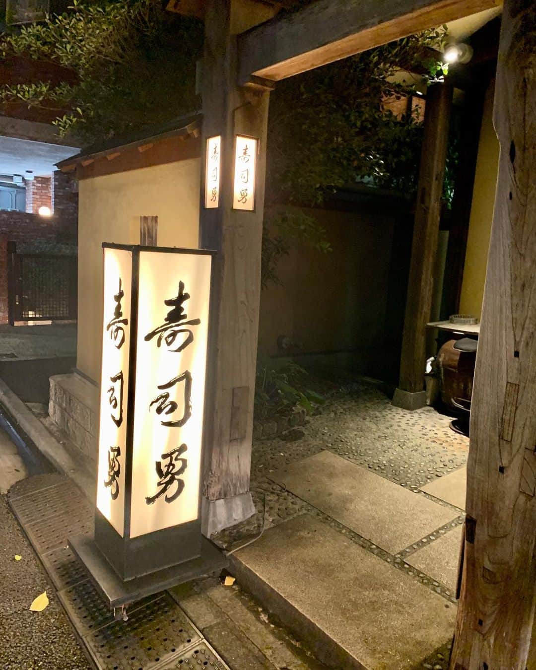 和泉佳子さんのインスタグラム写真 - (和泉佳子Instagram)「今夜は久々の寿司勇へ🎵 . なんだか懐かしさでいっぱいで、久しぶりに帰ってきたってかんじ😌✨ . そして、まさか、まさか、寿司勇でハートのケーキが登場するとは❣️ . 懐の深い兄貴、どこまでも優しいむーちゃん、そして、いつも美味しいお寿司を握ってくれる大ちゃん、今夜は本当に楽しいひとときをありがとうございました😊💕 . . . #和泉佳子　#金曜日の夜　#西麻布　#寿司勇　#ありがとうございました」7月11日 0時31分 - yoshiko_izumi