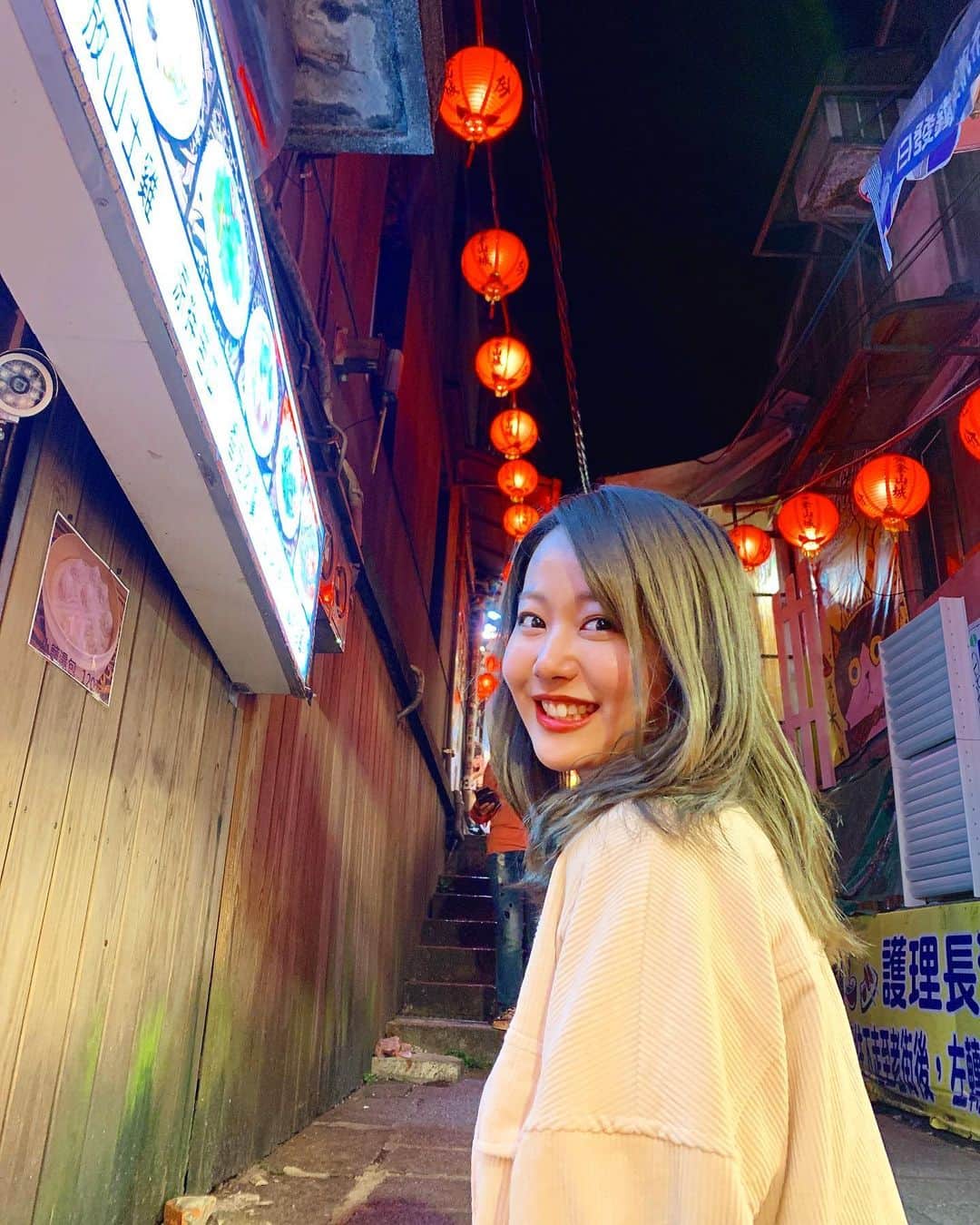 門脇佳奈子さんのインスタグラム写真 - (門脇佳奈子Instagram)「⭐️ 旅行行きたすぎ😑✈︎ * * これは台湾に行った時の写真🤳 千と千尋の神隠しの舞台にもなったと言われている九份🏮 * * #台湾」7月11日 0時44分 - kanakoofficial