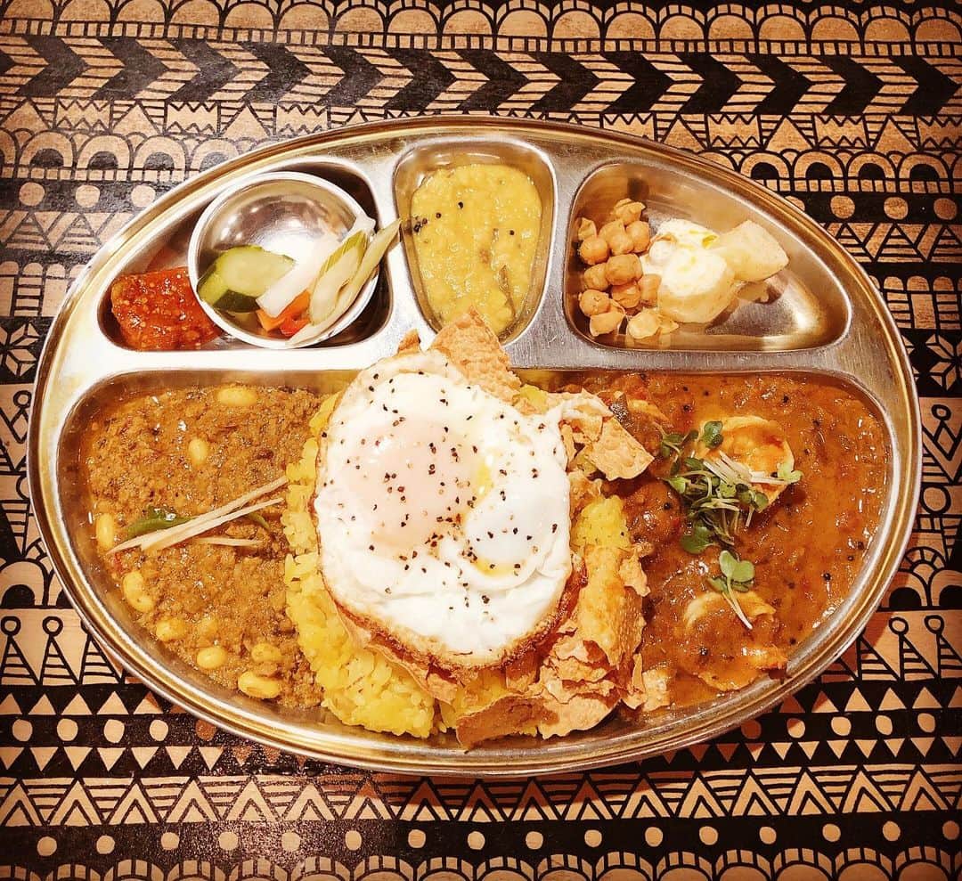 和田美枝のインスタグラム：「金曜日はカレー曜日🍛  #ボタ #Buttah #カレー #目玉焼きって嬉しいね #楽しいプレートを目の前にすると #壁に飾りたくなる」