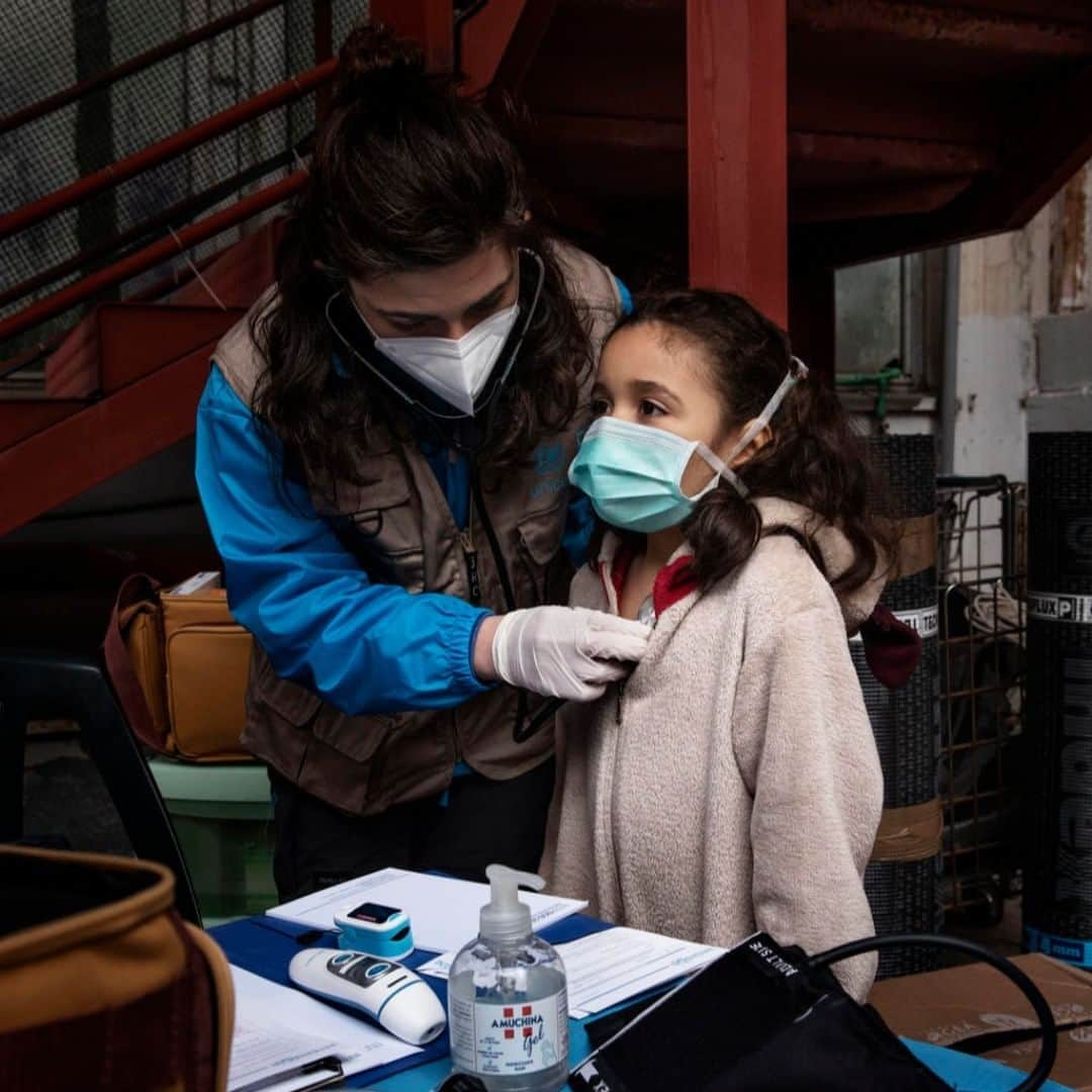 unicefさんのインスタグラム写真 - (unicefInstagram)「Seven-year-old Francesca is receiving a check-up at an informal camp for migrants and refugees in Italy. ⠀ ⠀ Help UNICEF reach vulnerable children with quality healthcare during COVID-19 by tapping the link in our bio. ⠀ ⠀ Every donation will be matched by @theofficialpandora, up to $1M. © UNICEF/UNI319135/Romenzi」7月11日 0時45分 - unicef
