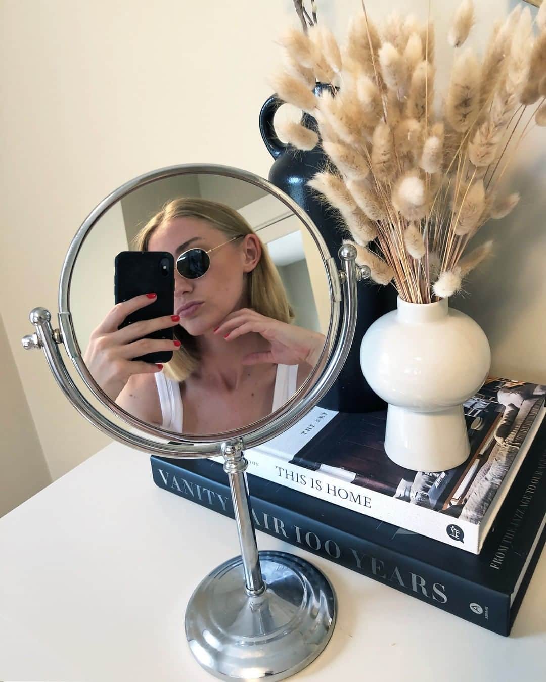 GILTのインスタグラム：「INSIDER LOOK: It’s not summer without #Rayban. Tap the link in bio to get Gilt’s own @cckeltie’s sun-ready look.」