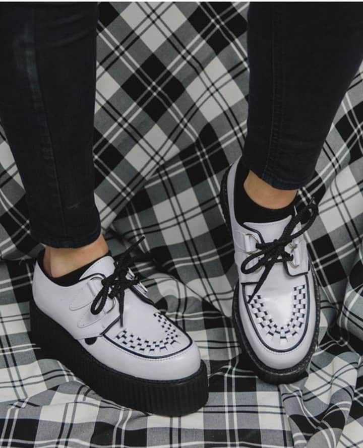 アンダーグラウンドのインスタグラム：「This white leather version of the Original Wulfrun Creeper is now back in stock and available from size 3 to 12. We alsohave restocked the single sole option and both are available from our online store for shipping worldwide.⁠ ⁠ ⁠ ⁠ #UndergroundEngland #UndergroundShoes #UndergroundCreeper #WulfrunCreeper #Creepers #Underground #Wulfrun #OriginalCreeper #algender」
