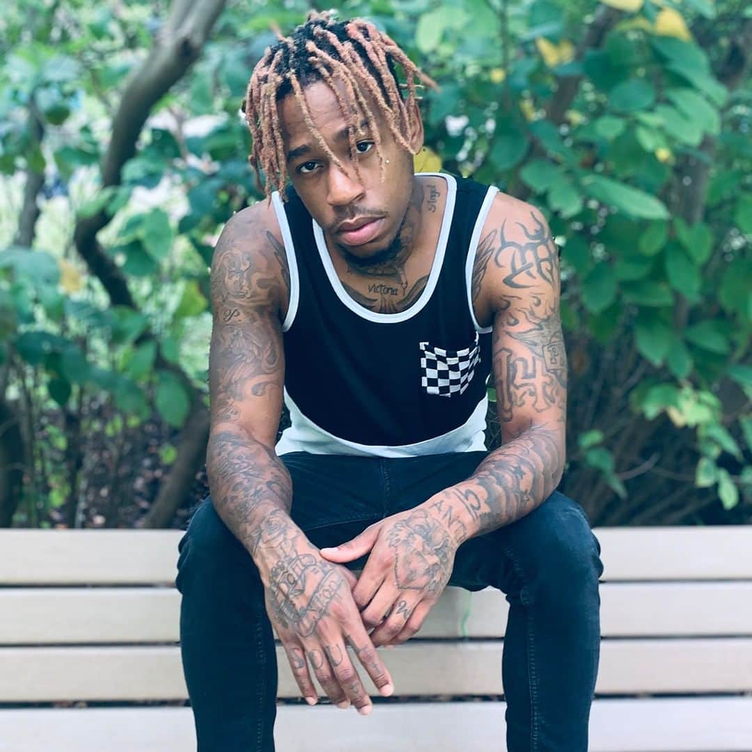 Wal-Mart Stores, Incのインスタグラム：「I was born and raised in Chicago. I’m 25 now and I was 17 when my mom, grandmother, and big brother passed away. I had to be the man of the house and raise my sisters, so I dropped out and got my GED. I always said I’d go back, but family and bills came first. Last year, I got hired by Walmart store #3658 and after five months, my co-manager approached me and asked, ‘What if you could get a college degree for just a dollar a day through Walmart’s Live Better U program?’. I’ve always loved tech, but it was never the right time for school financially. But after 17 days of being enrolled in college at @SNHU, I was promoted to supervisor. I finished my class even with the pandemic going on—I worked hard. And there’s opportunity to move up, especially with my degree, whether it's being an assistant manager, co-manager or running my own store. Walmart helped me grow, got me in school without debt and this is just the beginning. A degree is worth so much.”  Paul—sky is the limit for you. We can’t wait to see what you do next.」
