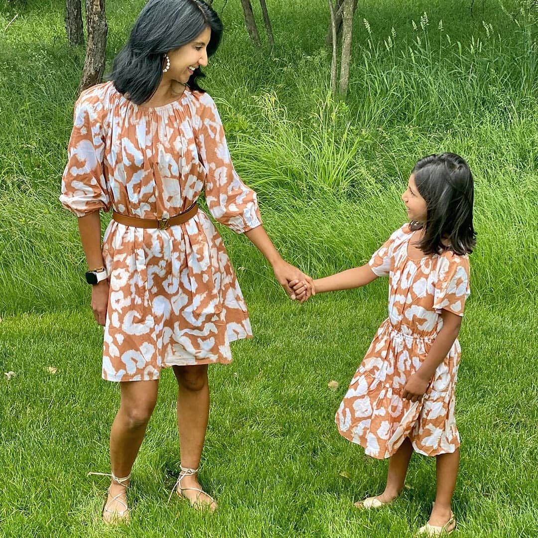 ロック&リパブリックのインスタグラム：「One for mama, one for mini. Tap to shop coordinating styles from @elizabethandjames. 📷: @natashashah25 #Kohls」