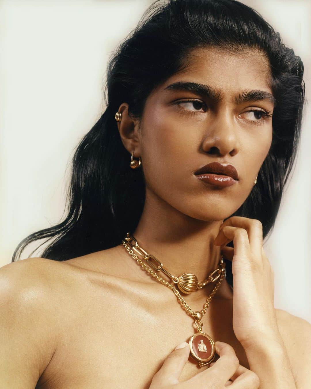 ランバンのインスタグラム：「#LanvinMotherandChild and Arpège chain necklaces & earrings. Available via link in bio and in stores.  #LanvinJewelry  #Lanvin  Courtesy of @valentinbgiacobetti」