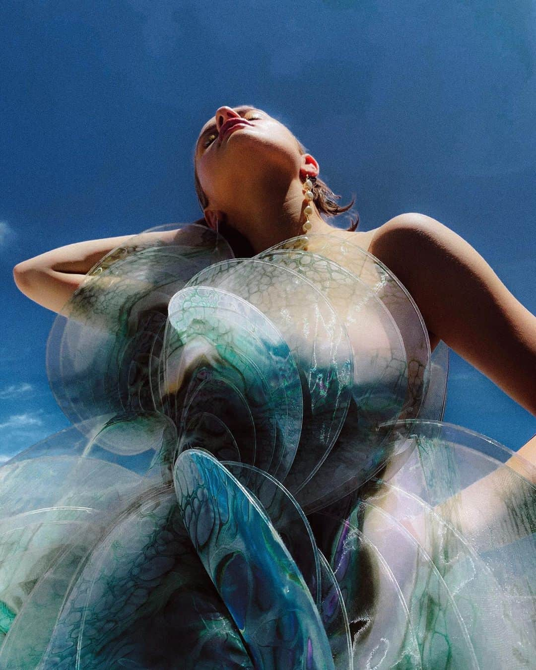 Iris Van Herpeさんのインスタグラム写真 - (Iris Van HerpeInstagram)「Glistening @JoeyKing ~ Sensing sunlight in ‘Sensory Seas’ Nautiloid dress, captured through Zoom by Leeor Wild for @SMagazineOfficial.  Photography: @LeeorWild I @TheCanvasAgency Styling: @JaredEngStudios  #irisvanherpen #couture #sensoryseas #SMagazine」7月11日 1時03分 - irisvanherpen