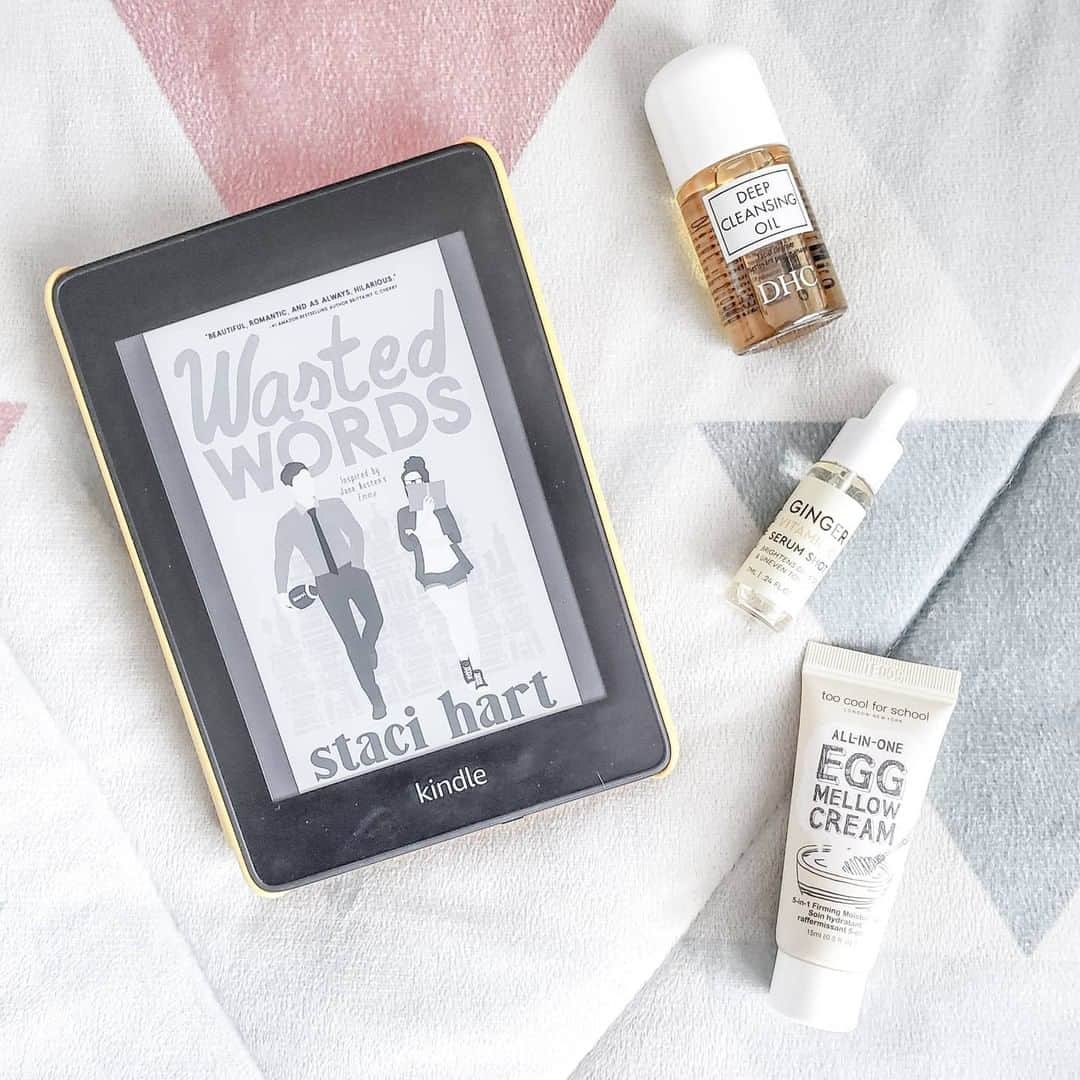 DHC Skincareさんのインスタグラム写真 - (DHC SkincareInstagram)「It's Friday, which means it's time to unwind with a good book and some skincare minis 🤓 Tap to shop our mini Deep Cleansing Oil ☝️⁣ ⁣ 📷: @fayslibraryy⁣ ⁣ #DHCisJBeauty #CleansingOil #DailySkincare #SkincareRoutine」7月11日 1時05分 - dhcskincare