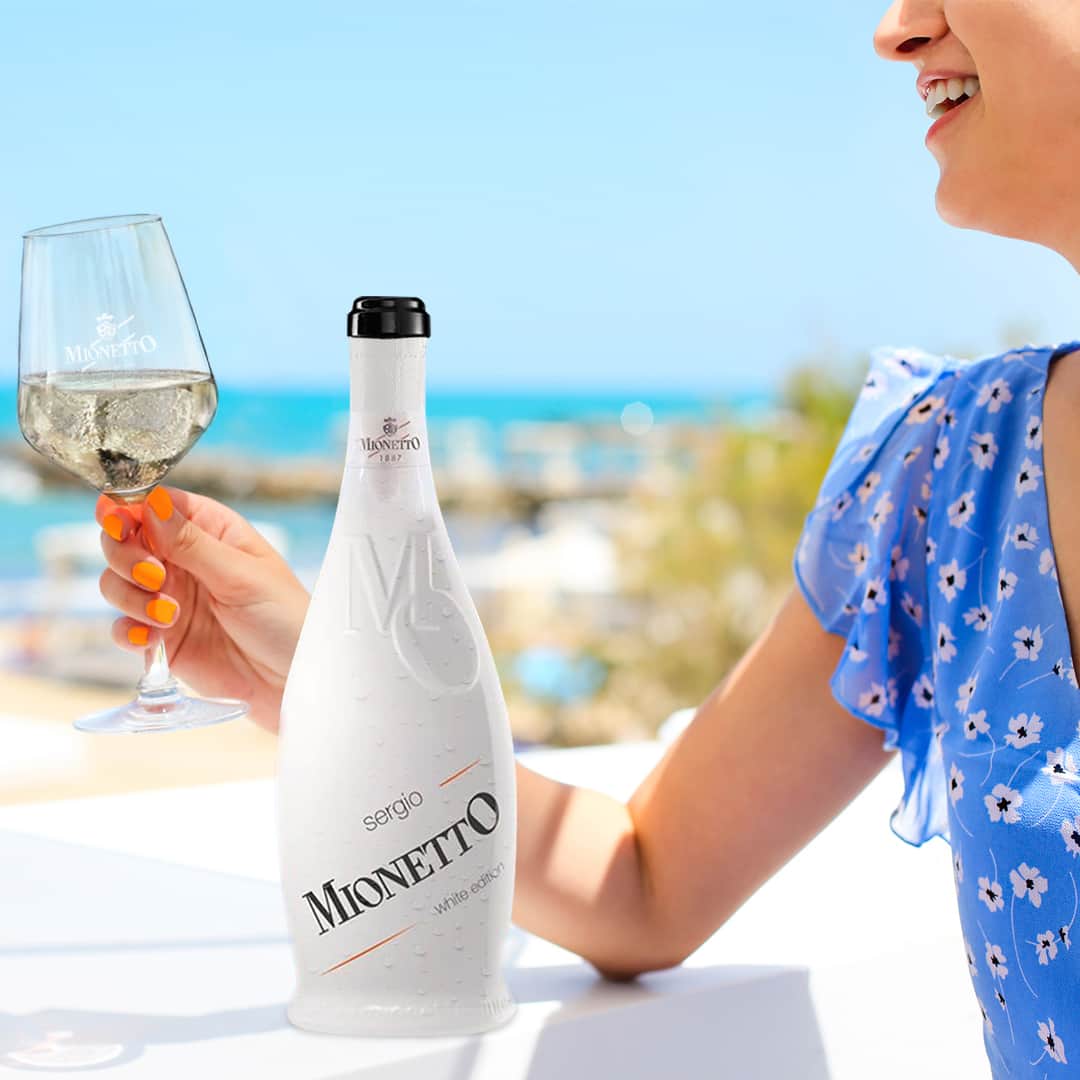 Mionetto Proseccoのインスタグラム：「Mood per l’estate: mare azzurro, un abito leggero e un calice fresco di Sergio White Edition - MO Collection.⁣ #mionettoprosecco #mionettoinsieme⁣ ⁣ Bevi Mionetto responsabilmente」