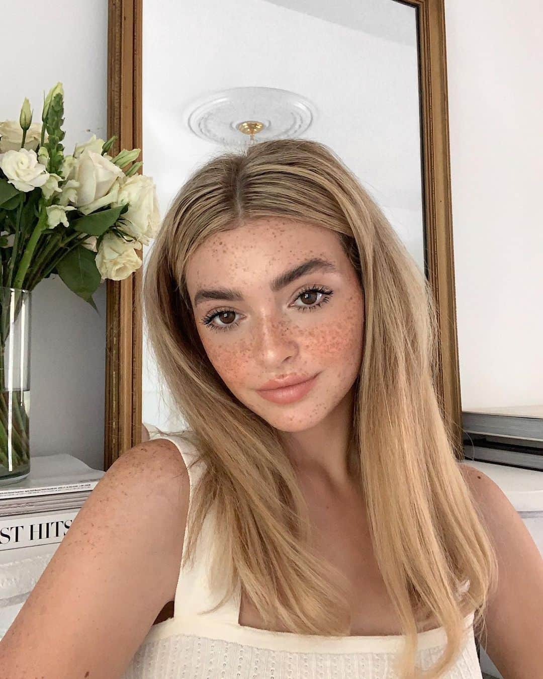 Kelsey Simoneのインスタグラム：「A summer beachy beauty look 🍒 Just uploaded a new “ getting ready with me “ tutorial on this makeup, hair, and skincare look! Thank you so much to @shiseido for sponsoring this video, that I can share about your amazing suncare products! Link is in my bio to watch x」