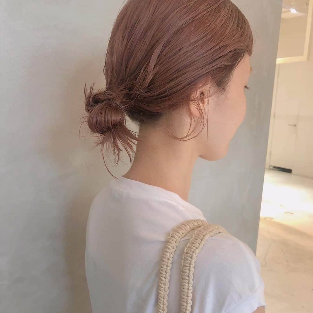 野々口祐子のインスタグラム：「ラフなおだんごもかわいいよね🍡 #syan_tokyo #nono_hair  #ヘアアレンジ #ブリーチカラー  #ピンクベージュ」