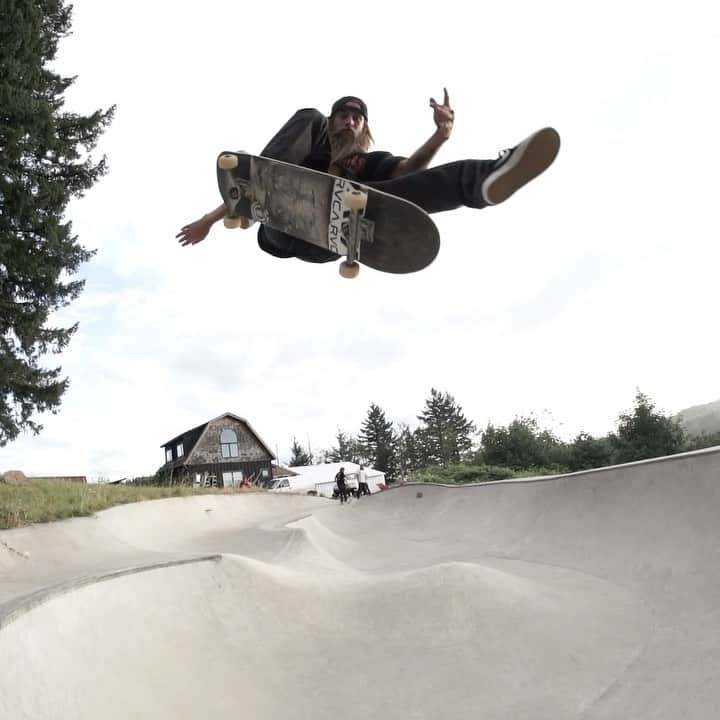 スラッシャーのインスタグラム：「⚠️ New MASHER episode from the 📹 of @tweestopher 📡 LIVE on all Thrasher channels 📺」