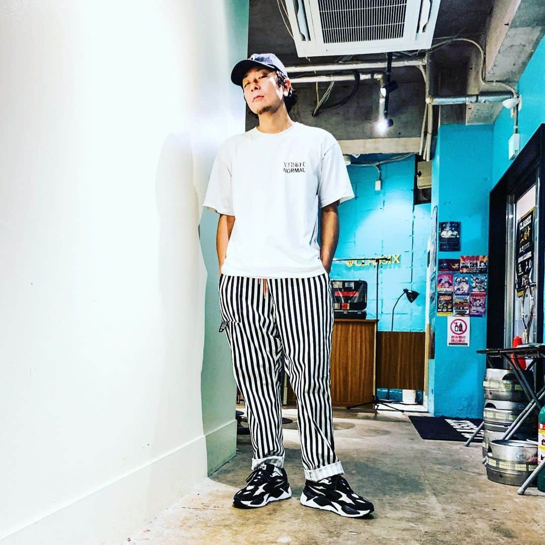 Shun さんのインスタグラム写真 - (Shun Instagram)「近影。 デカイ音出してます、日々。 7/20の生配信ライブに向けていろいろと仕込んでいるよ。お楽しみに！ ・ ・ Thanks @psychological_metamorphosis パンツめっちゃ良い感じ🩳」7月11日 1時12分 - totalfat.shun